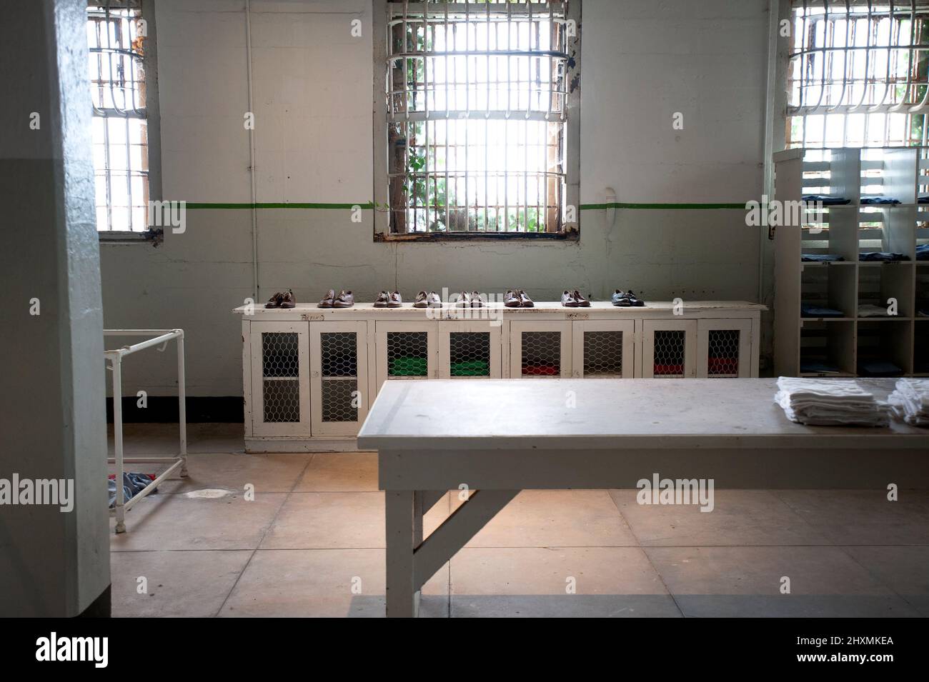 Île d'Alcatraz, salle de délivrance des vêtements du pénitencier fédéral d'Alcatraz. Banque D'Images