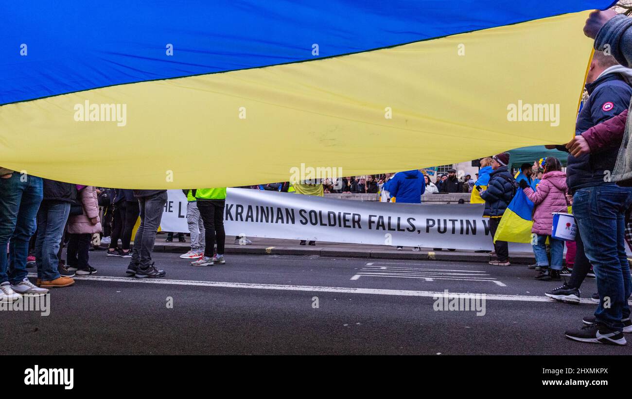 Londres, Royaume-Uni. 13th mars 2022. Un énorme drapeau ukrainien est détenu par les participants. Les Ukrainiens du Royaume-Uni et d'autres pays qui veulent montrer leur soutien se sont de nouveau rassemblés en face de Downing Street à Whitehall pour protester contre l'invasion de l'Ukraine par la Russie. Credit: Imagetraceur/Alamy Live News Banque D'Images