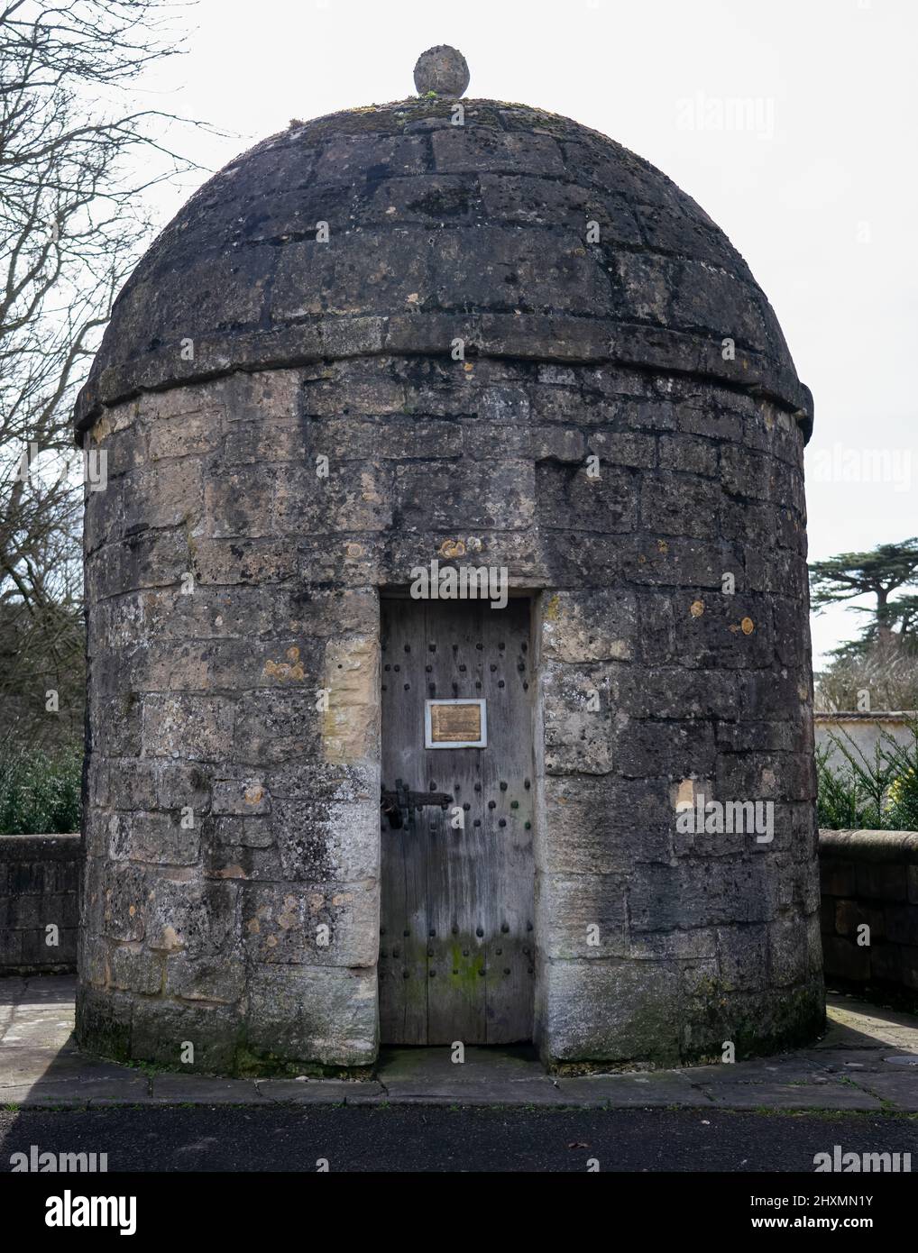 Un lock-up ou un bandhouse (prison à un homme) de c. 1700 rond de pierre construit avec un toit en dôme et des murs en pierre calcaire Banque D'Images