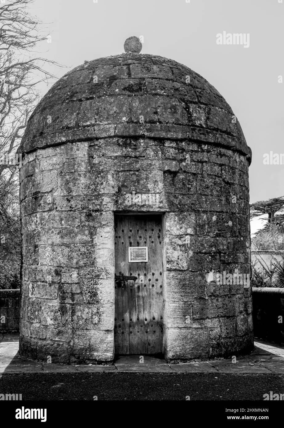 Un lock-up ou un bandhouse (prison à un homme) de c. 1700 rond de pierre construit avec un toit en dôme et des murs en pierre calcaire Banque D'Images