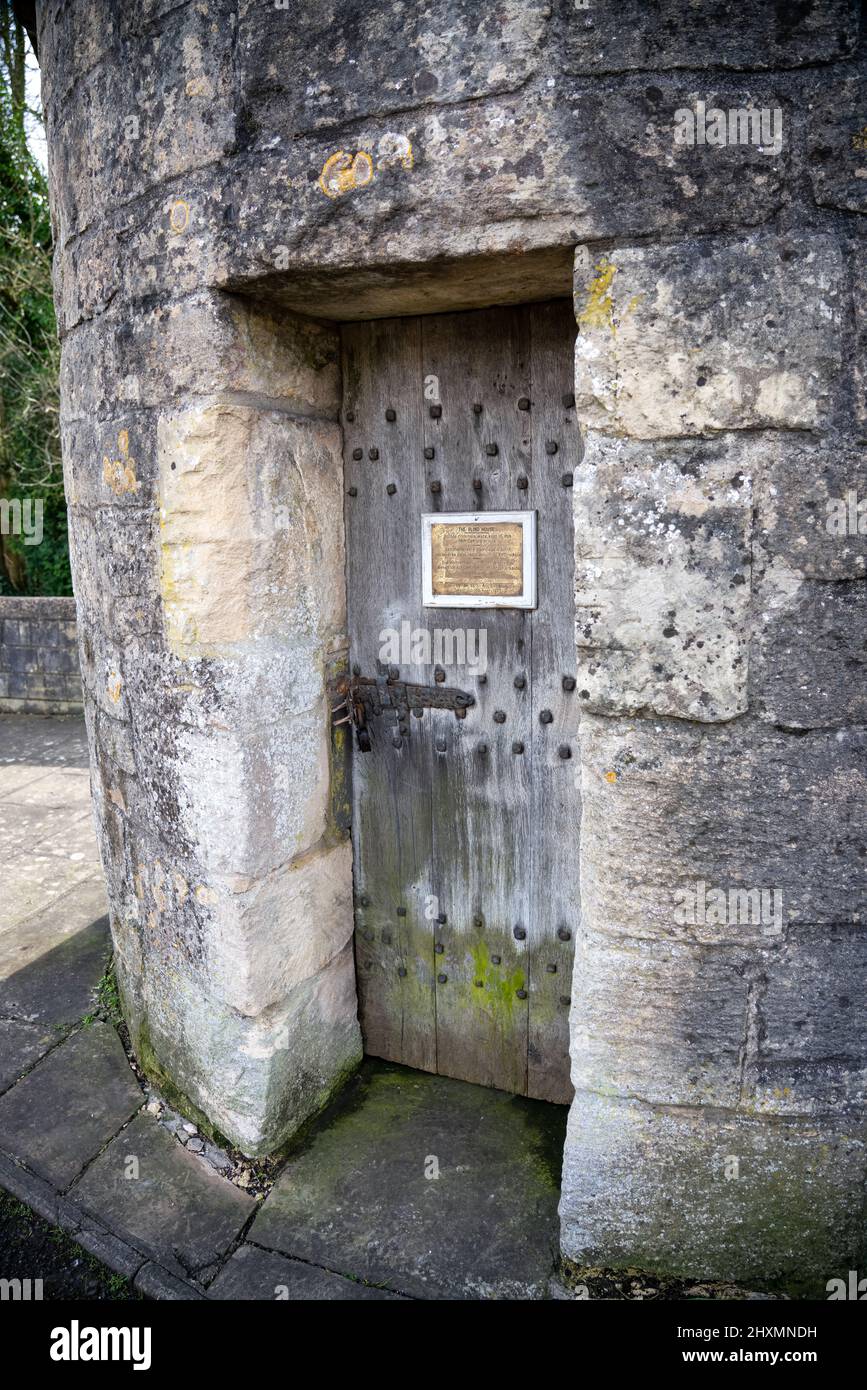 Un lock-up ou un bandhouse (prison à un homme) de c. 1700 rond de pierre construit avec un toit bombé et des murs en pierre calcaire Shrewton Wilts Banque D'Images