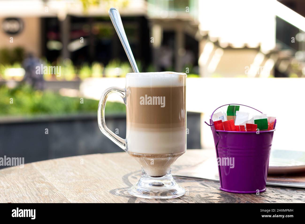 Tasse à café en verre avec cuillère et contenant de sachet de sucre  fantaisie à l'extérieur Photo Stock - Alamy