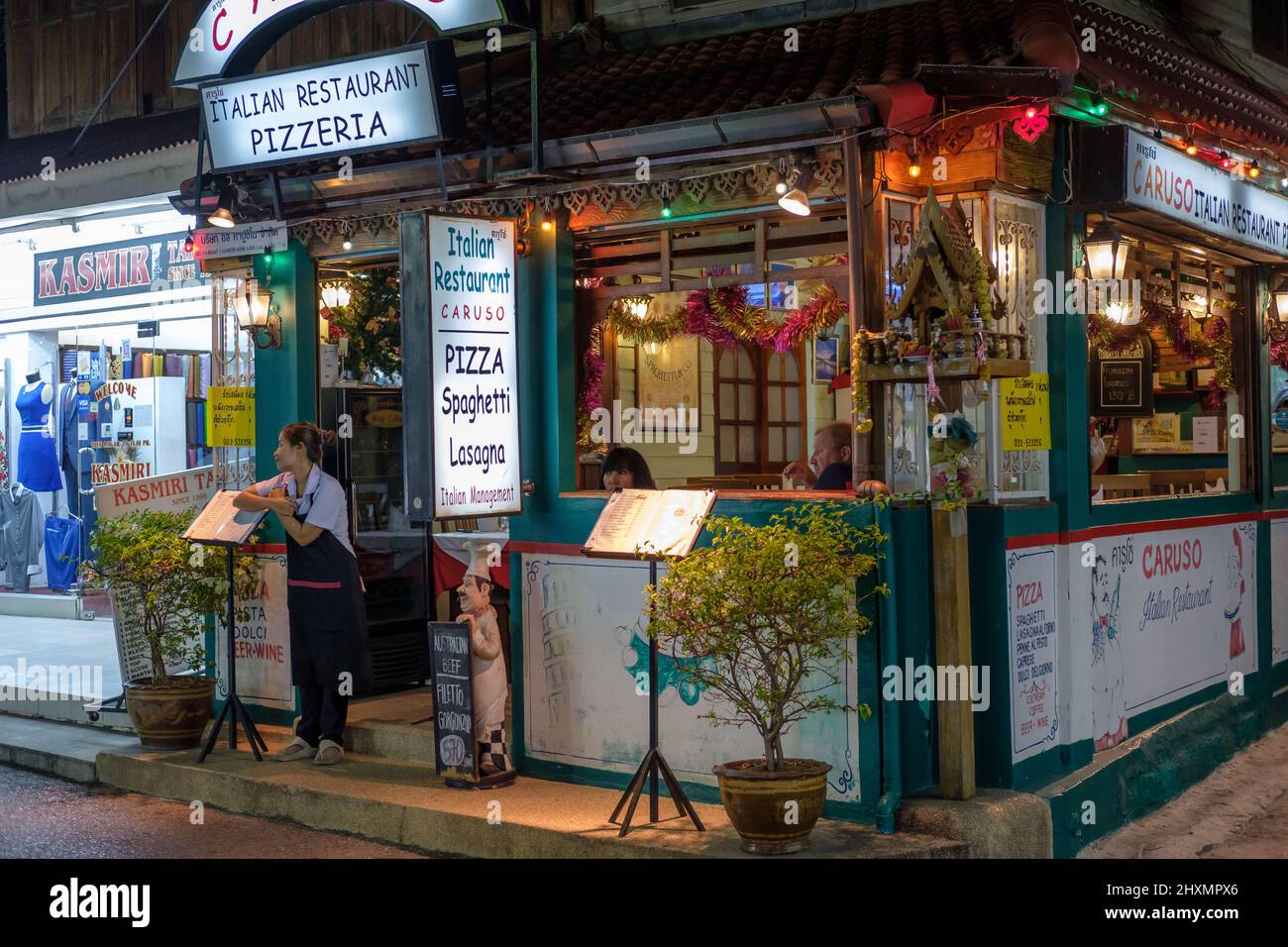 Scène urbaine de nuit de Hua Hin. Hua Hin est l'une des destinations de voyage les plus populaires en Thaïlande. Banque D'Images