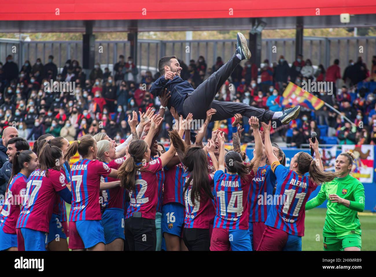 Barcelone, Espagne. 13th mars 2022. Les joueurs du FC Barcelone célèbrent le titre de champion en levant leur entraîneur Jonatan Giraldez après le match Primera Iberdrola entre le FC Barcelona Femeni et le Real Madrid Femenino au stade Johan Cruyff. Score final; FC Barcelona Femeni 5:0 Real Madrid Femenino. Crédit : SOPA Images Limited/Alamy Live News Banque D'Images