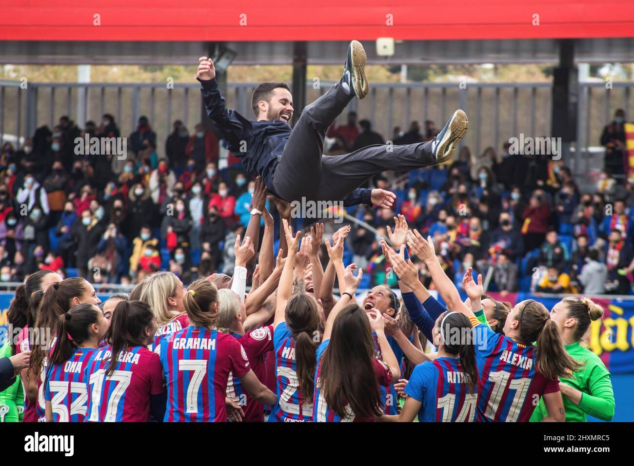 Barcelone, Espagne. 13th mars 2022. Les joueurs du FC Barcelone célèbrent le titre de champion en levant leur entraîneur Jonatan Giraldez après le match Primera Iberdrola entre le FC Barcelona Femeni et le Real Madrid Femenino au stade Johan Cruyff. Score final; FC Barcelona Femeni 5:0 Real Madrid Femenino. Crédit : SOPA Images Limited/Alamy Live News Banque D'Images