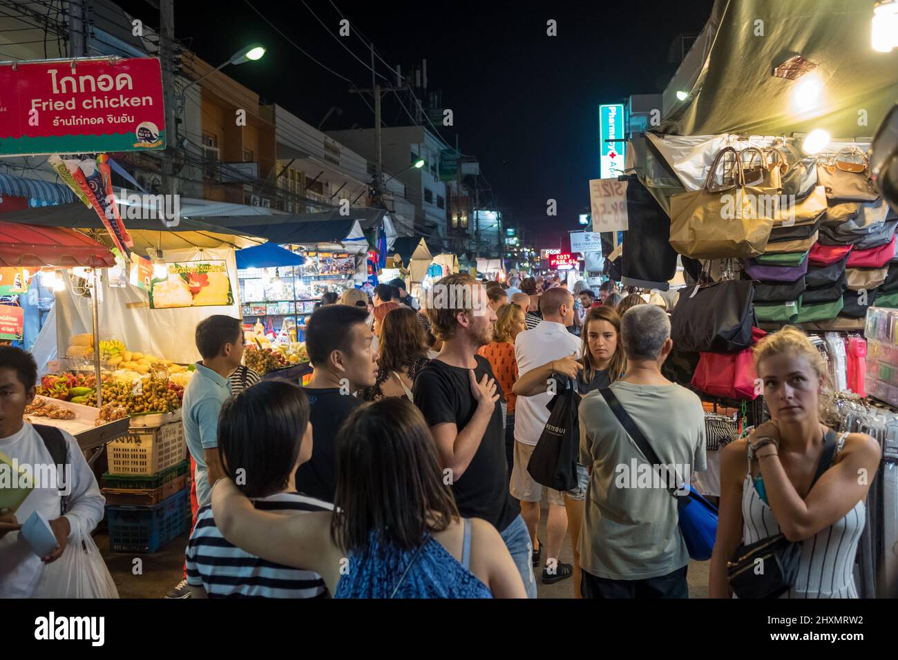 Scène urbaine du célèbre marché nocturne de Hua Hin. Hua Hin est l'une des destinations de voyage les plus populaires en Thaïlande. Banque D'Images