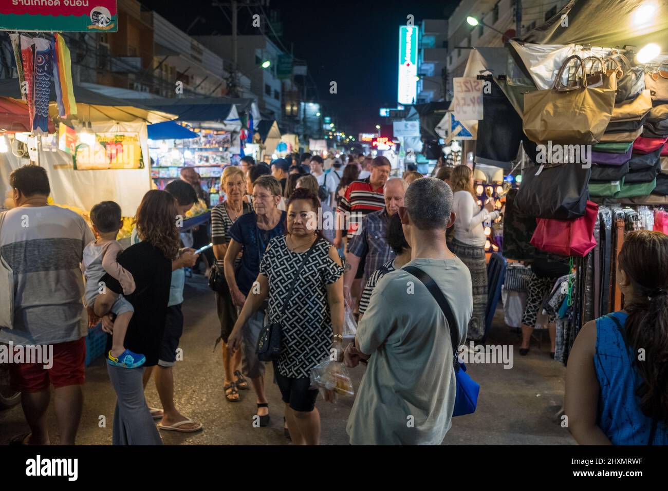 Scène urbaine du célèbre marché nocturne de Hua Hin. Hua Hin est l'une des destinations de voyage les plus populaires en Thaïlande. Banque D'Images