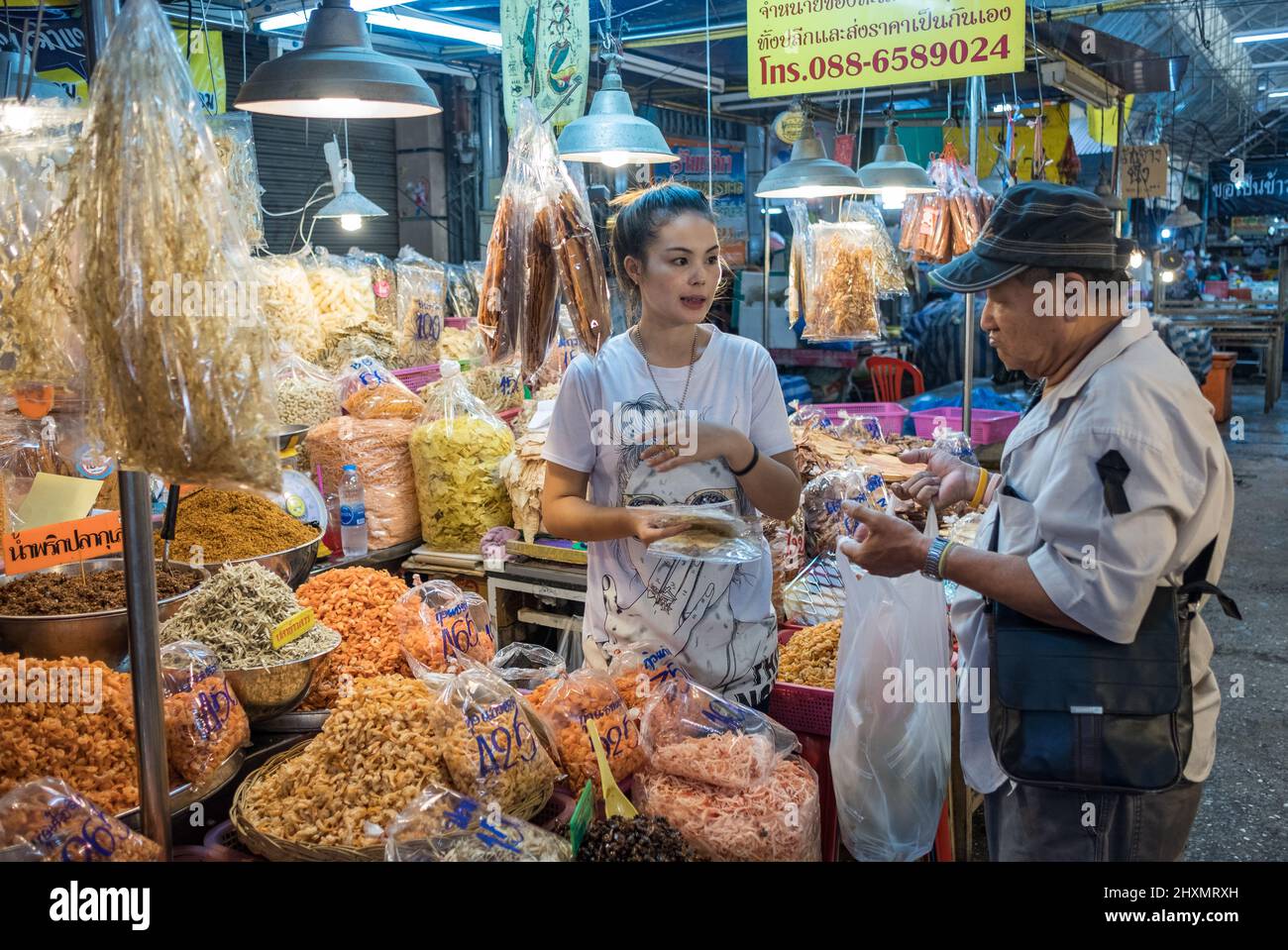 Scène urbaine de Chatchai marché couvert à Hua Hin. Hua Hin est l'une des destinations de voyage les plus populaires en Thaïlande. Banque D'Images