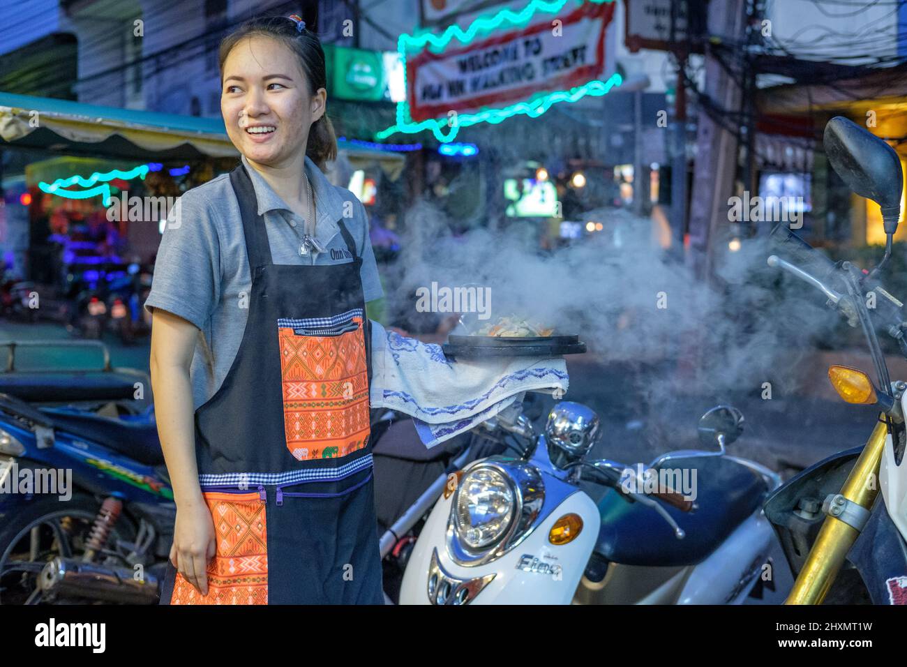 Restaurants thaïlandais la nuit sur Poon Suk Road à Hua Hin. Ce vieux village de pêcheurs est devenu l'une des destinations de voyage les plus populaires en Thaïlande. Banque D'Images