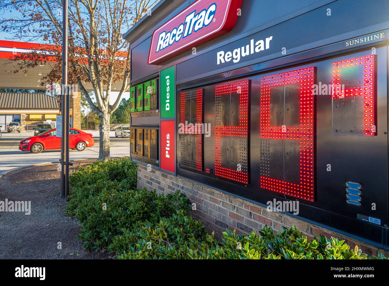 Les prix de l'essence aux États-Unis montent à un niveau record au début du printemps 2022, comme on l'a vu dans cette station-service Metro Atlanta, Georgia, RaceTrac. (ÉTATS-UNIS) Banque D'Images