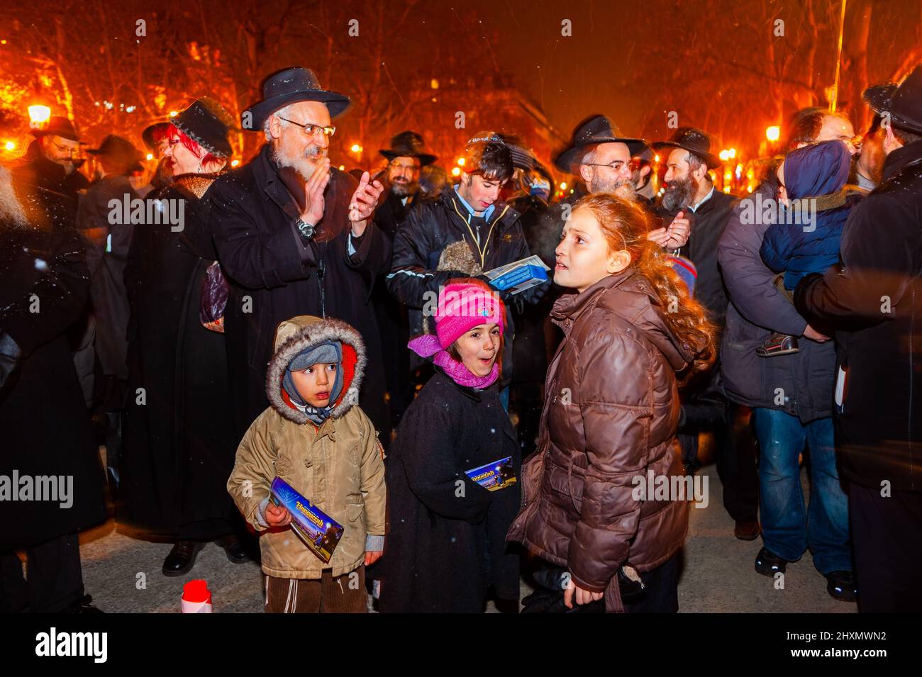 Paris, France, foule, à l'éclairage de la menorah, célébration de la communauté juive française Hanukkah, jour Saint annuel Banque D'Images