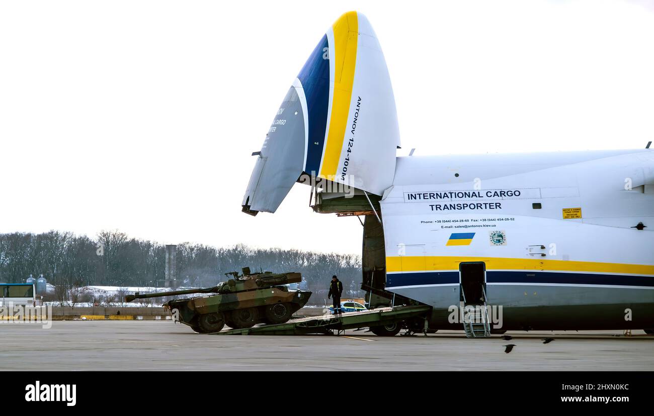 Le véhicule blindé AMX-10RC français sort de l'avion Antonov. Des militaires français et des véhicules de la Force de réaction de l’OTAN (NRF), y compris des VABs (véhicule de l’avant-blindé) et AMX-10RCs arrivent à l’aéroport international Mihail Kogălniceanu en Roumanie. La NRF a été activée pour la première fois de son histoire à des fins défensives en réponse à l’invasion injustifiée et injustifiée de l’Ukraine par la Russie, démontrant ainsi l’engagement de l’OTAN à protéger ses alliés. (PHOTO : OTAN) Banque D'Images