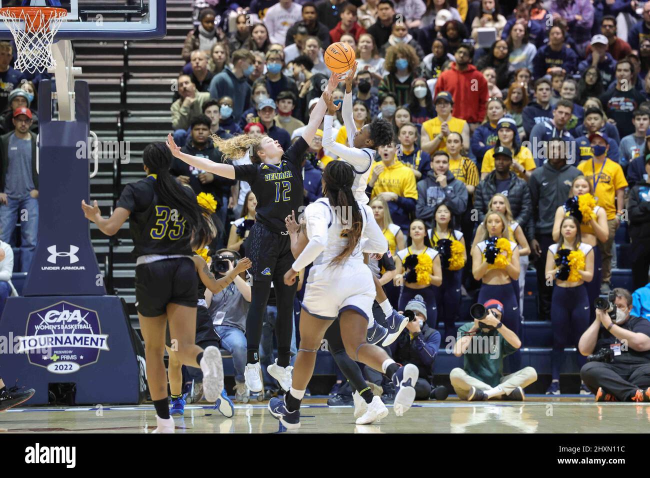 Philadelphie, PA, États-Unis. 13th mars 2022. Drexel Guard KEISHANA WASHINGTON (1) Shoot the ball as Delaware Forward LIZZIE OLEARY (12) défend pendant le championnat féminin de l'Association d'athlétisme colonial entre le no 2 Delaware et le no 1 Drexel Dimanche, 13 mars 2022; au John A. Daskalakis Athletic Center à Wilmington, DE. (Image de crédit : © Saquan Stimpson/ZUMA Press Wire) Banque D'Images