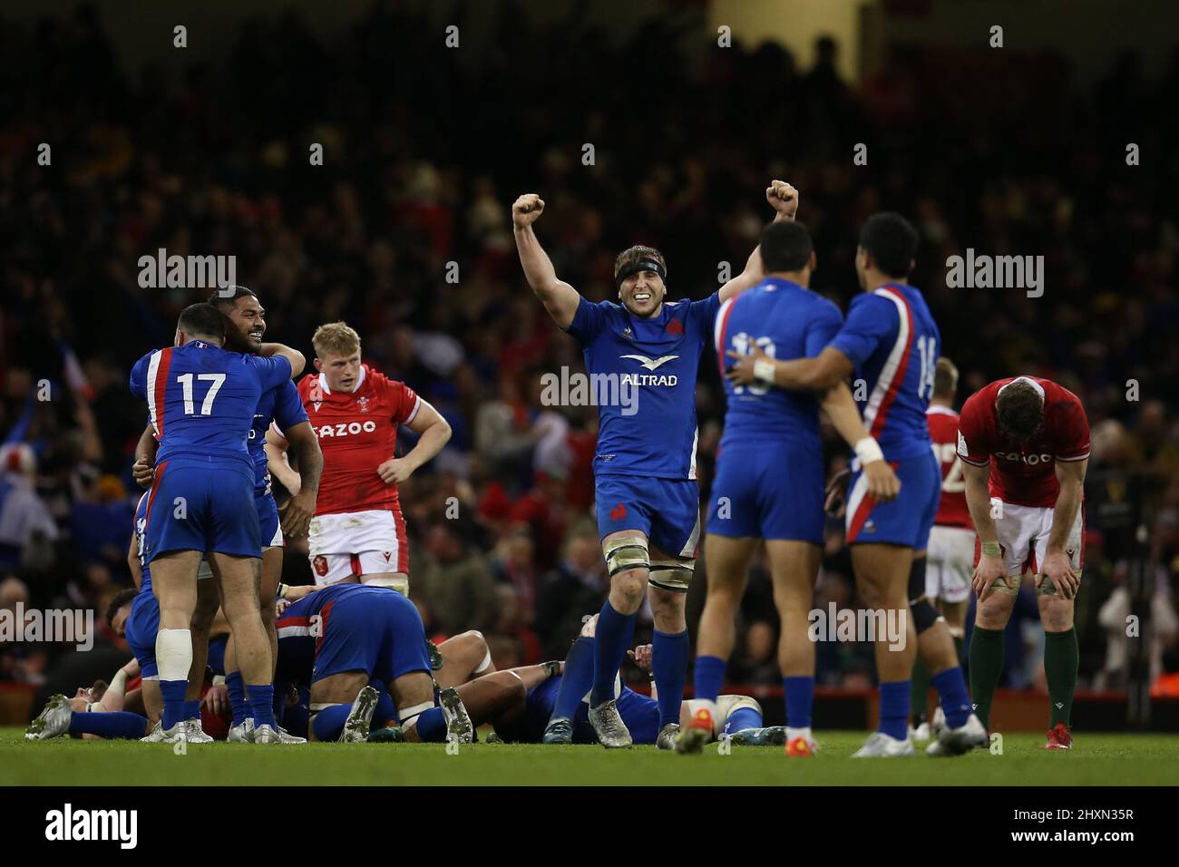 Les joueurs de France célèbrent leur victoire lors du sifflet final. Championnat Guinness six Nations 2022, pays de Galles v France au stade de la Principauté à Banque D'Images