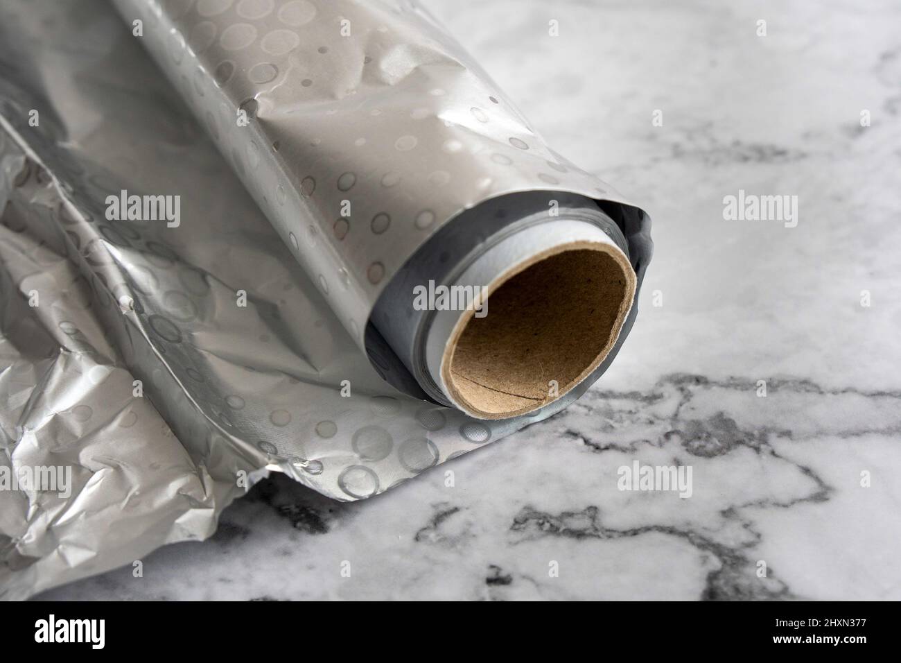 Un rouleau de papier d'aluminium, un matériau souvent utilisé dans la cuisine. Banque D'Images