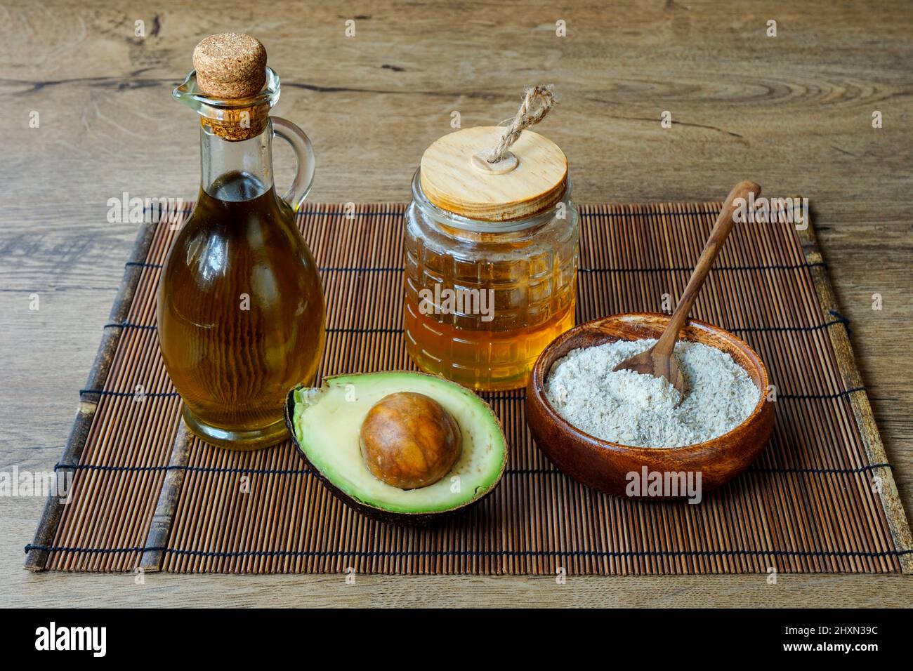 Huile d'olive, avocat, flocons d'avoine et miel, ingrédients souvent utilisés dans les soins de la peau de bricolage. Banque D'Images