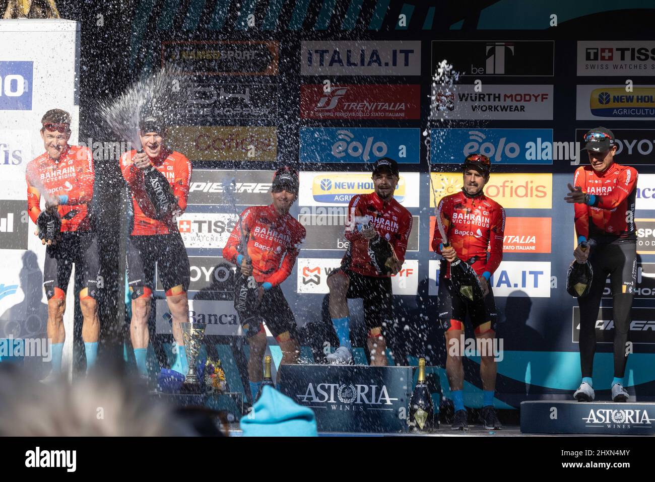 Tronto, Italie, 13/03/2022, Damiano Caruso d'Italie, Phil Bauhaus d'Allemagne, Pello Bilbao Lopez de Armatia d'Espagne, Heinrich Haussler d'Australie, Mikel Landa Meana d'Espagne, Jan Tratnik de Slovénie, Jasha Sutterlin d'Allemagne et l'équipe Bahreïn victorieuse célébrant sur le podium avec le champagne comme meilleur prix de l'équipe lors de la 57th Tirreno-Adriatico 2022 - Stage 7 une scène 159km de San Benedetto del Tronto à San Benedetto del Tronto / #TirrenoAdriatico / #WorldTour / le 13 mars, 2022 à San Benedetto del Tronto, Italie. ©photo: Cinzia Camela. Banque D'Images