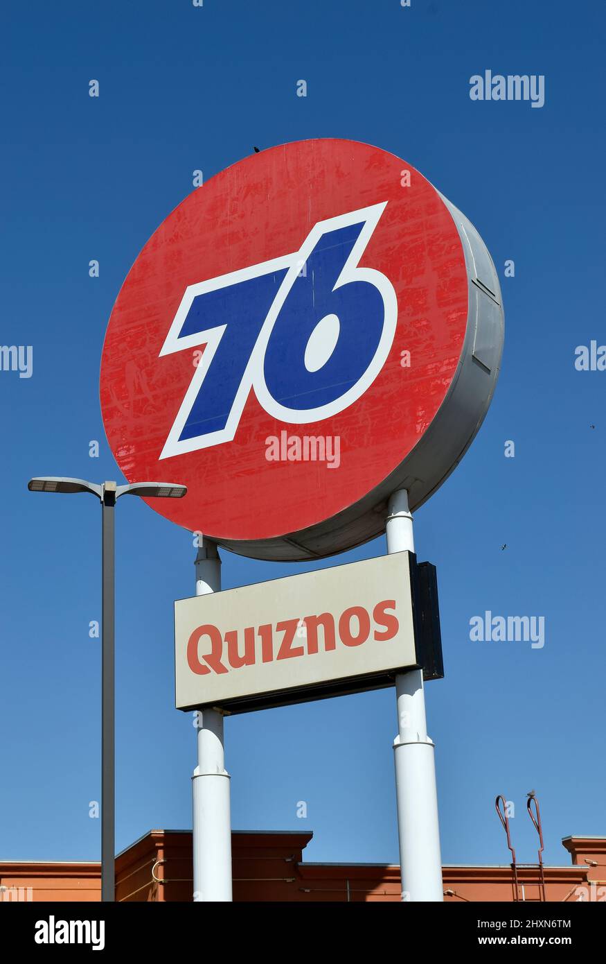 Gare Union 76 et restaurant rapide Quiznos, panneaux en Californie, Banque D'Images
