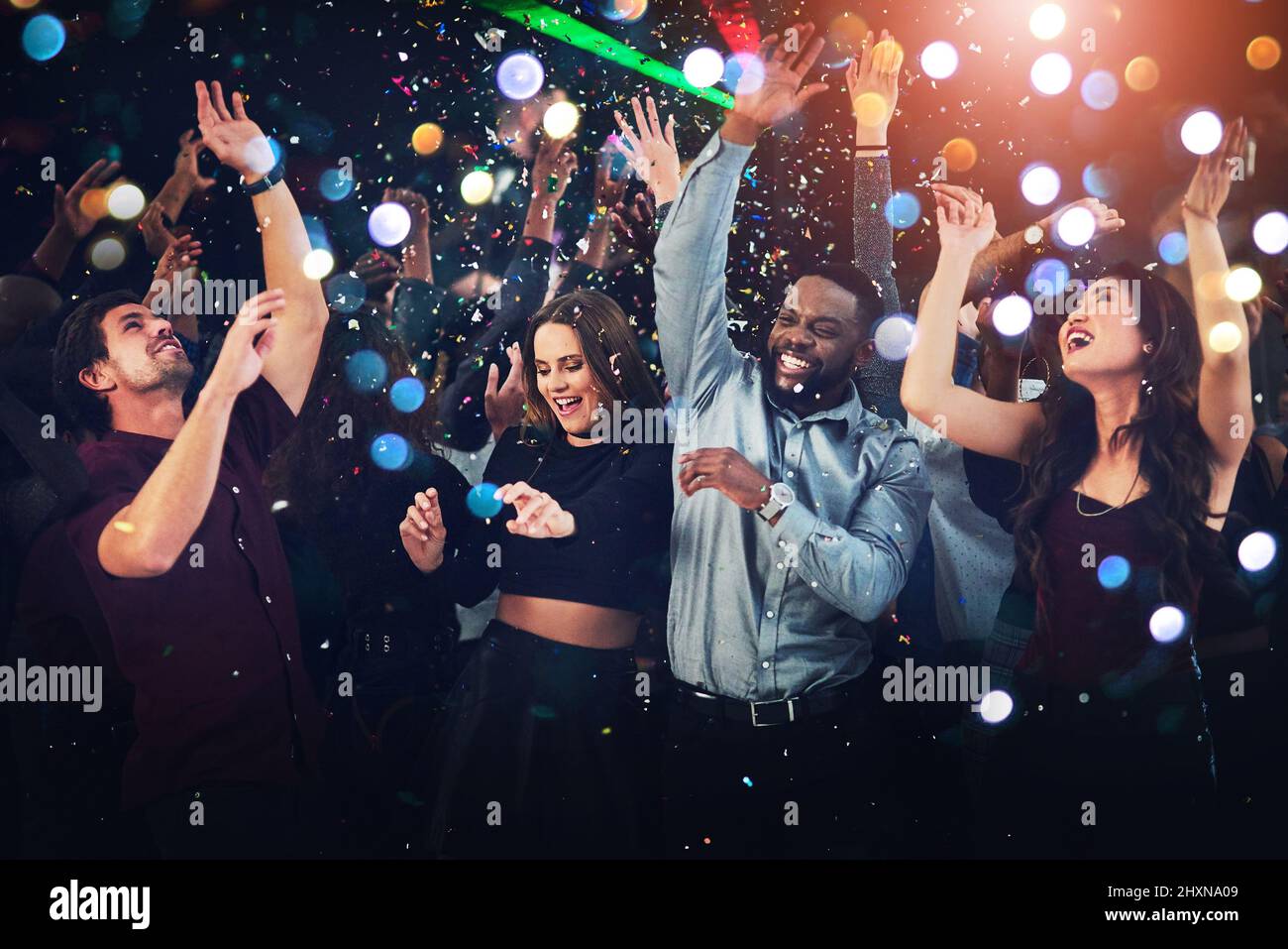 Si une fête est lancée, prenez-la. Photo rognée d'un groupe diversifié de jeunes amis dansant lors d'une fête la nuit. Banque D'Images