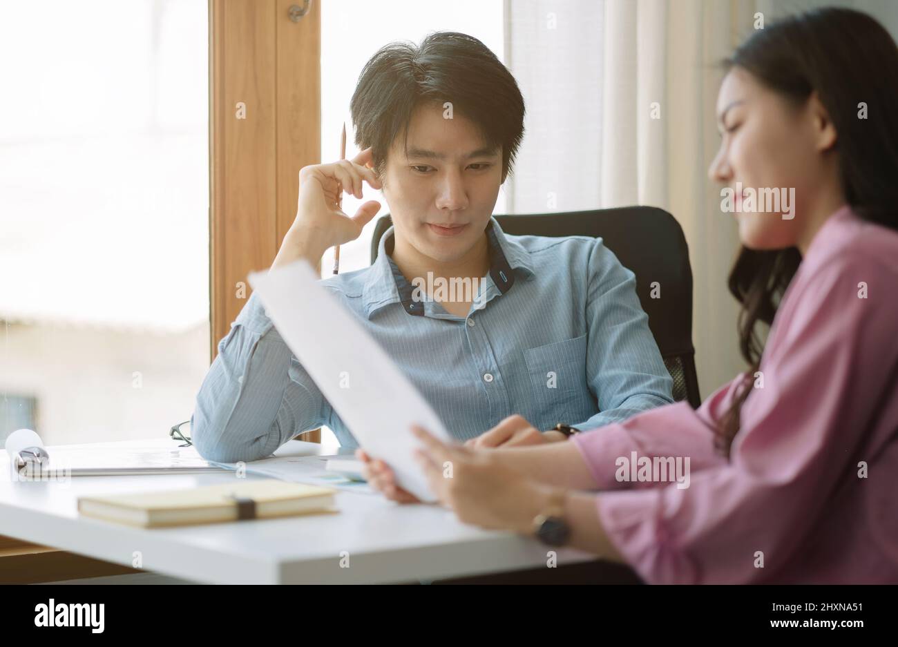 Groupe de jeunes entreprises asiatiques discutant des rapports financiers.projet de planification du conseil d'administration, considérant l'offre d'affaires, partageant des idées pour les entreprises Banque D'Images
