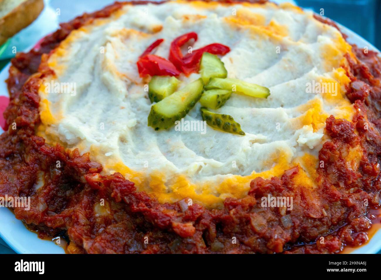 Kolocheni Fasoli ou purée de pommes de terre ukrainienne avec oignon et ail avec cornichons sur le dessus Banque D'Images