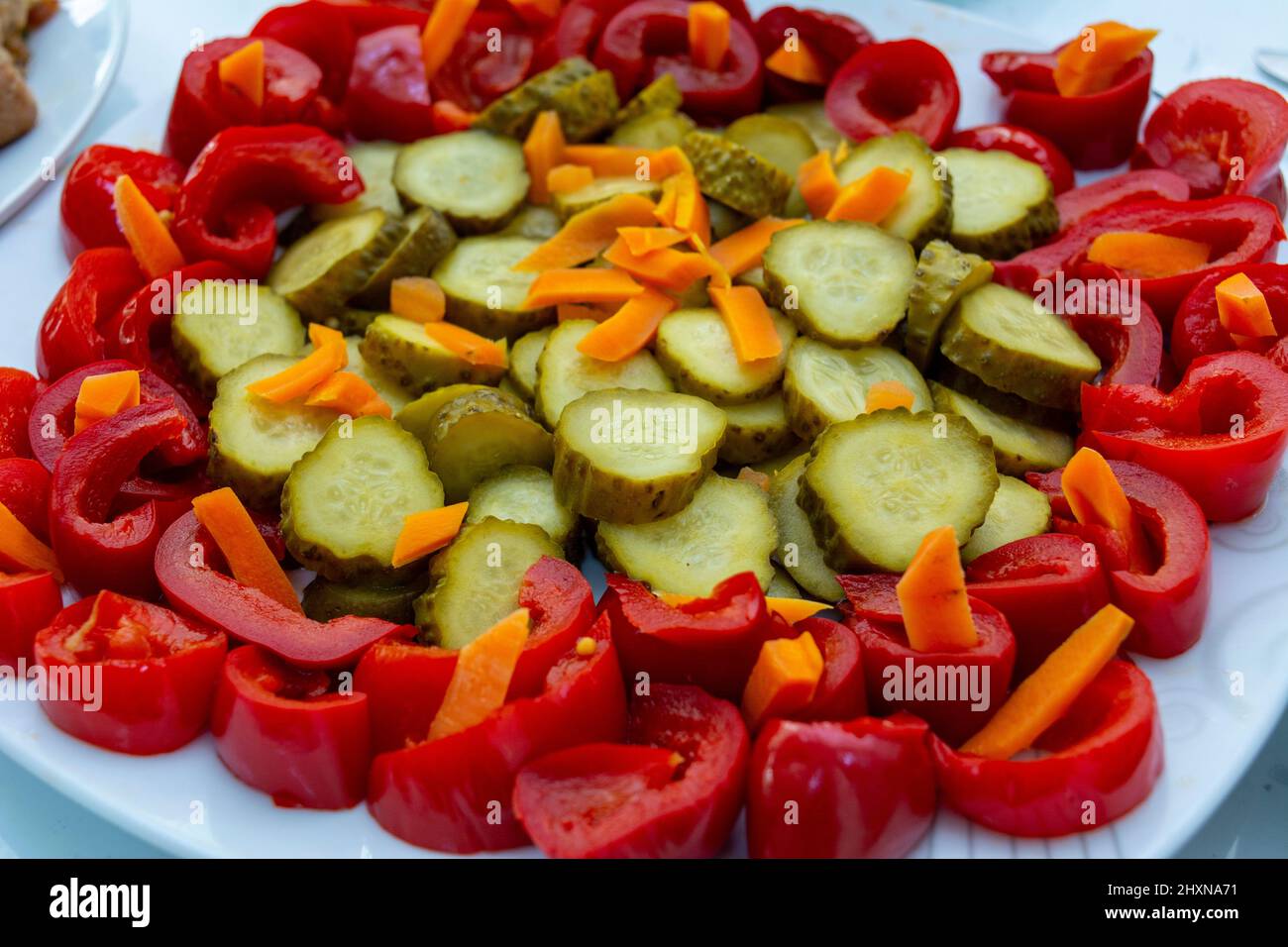 Des cornichons hachés savoureux sur une assiette Banque D'Images