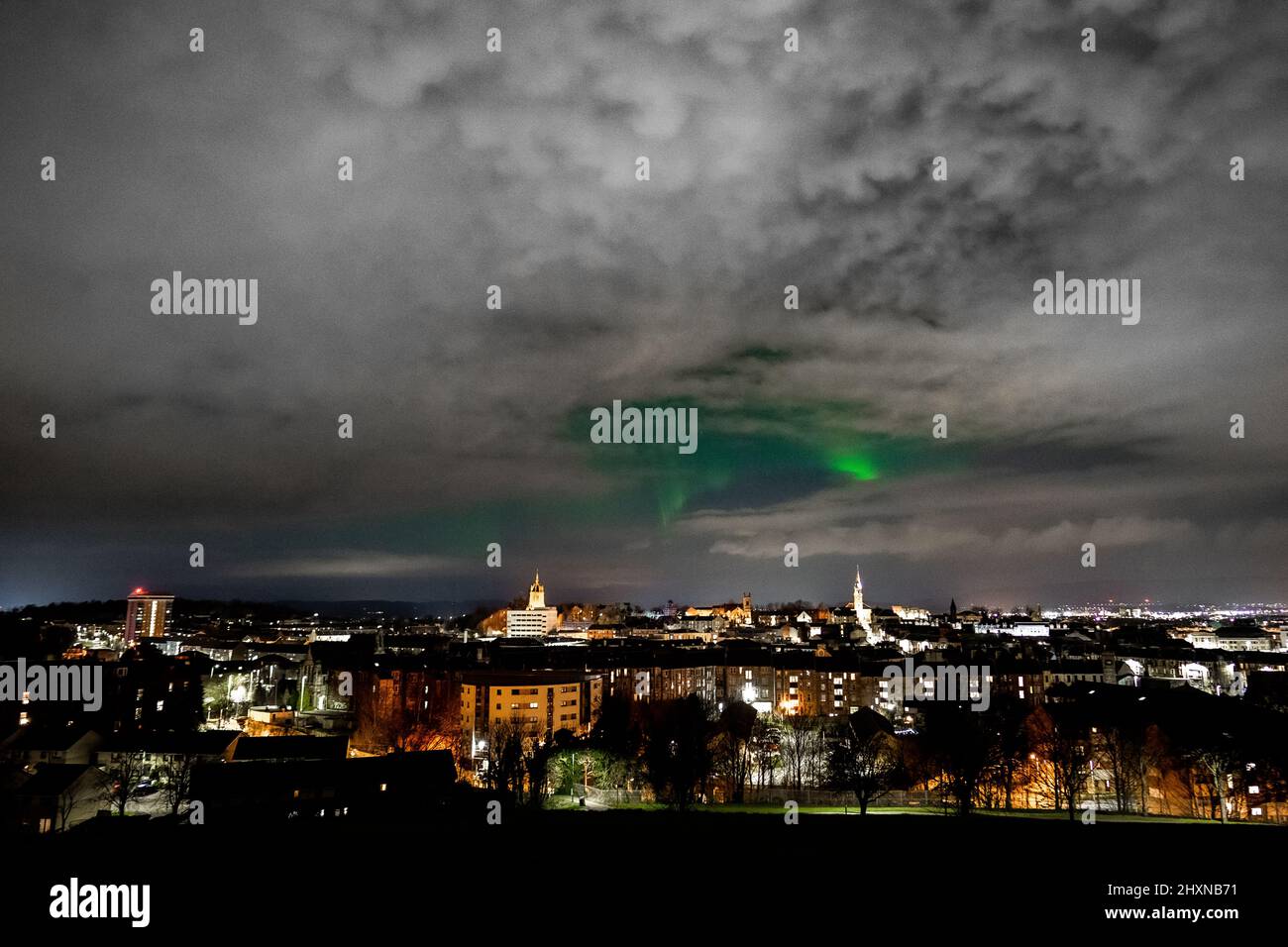 MÉTÉO au Royaume-Uni: Paisley , Écosse 13th mars 2022, une tempête géomagnétique Northern Tonight a produit une aurore visible aussi loin au sud que Paisley au moins, les piliers de l'aurore où assez fort pour être vu même avec la pollution lumineuse de la plus grande ville de scotland Banque D'Images