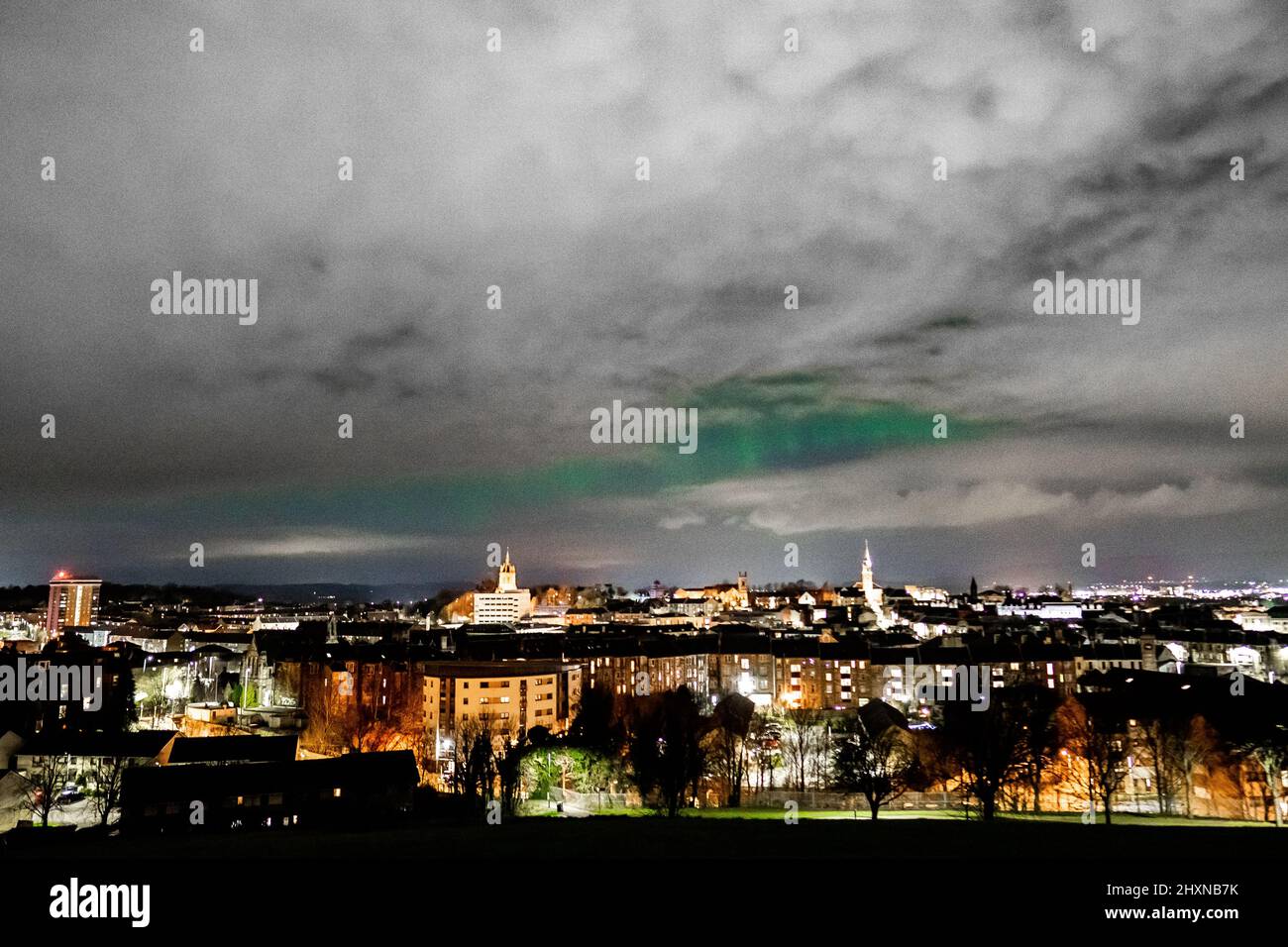 MÉTÉO au Royaume-Uni: Paisley , Écosse 13th mars 2022, une tempête géomagnétique Northern Tonight a produit une aurore visible aussi loin au sud que Paisley au moins, les piliers de l'aurore où assez fort pour être vu même avec la pollution lumineuse de la plus grande ville de scotland Banque D'Images