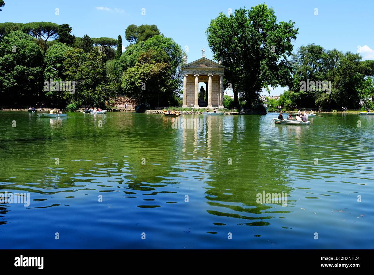 Les gens apprécient le Laghetto di Villa Borghese avec le temple d'Aesculapius situé sur une île sur le lac de Rome en Italie Banque D'Images