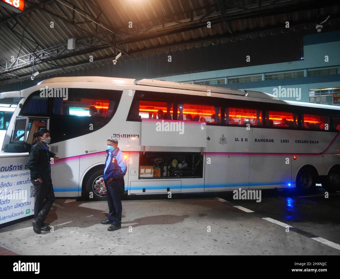 Arrêt de bus moderne et service d'attente les thaïlandais et les voyageurs étrangers se rendent au parc national Phu Kradueng à la gare routière de Mo Chit Banque D'Images