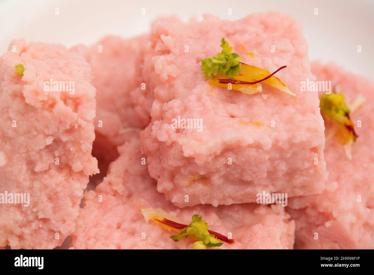 Indian Mithai Rose Kalakand également appelé Pink Gulabi gâteau au lait est à base de lait doux fait de Khoa Dodh Khoya Chhena Khova Paneer Gulab Jal. Enjo Banque D'Images
