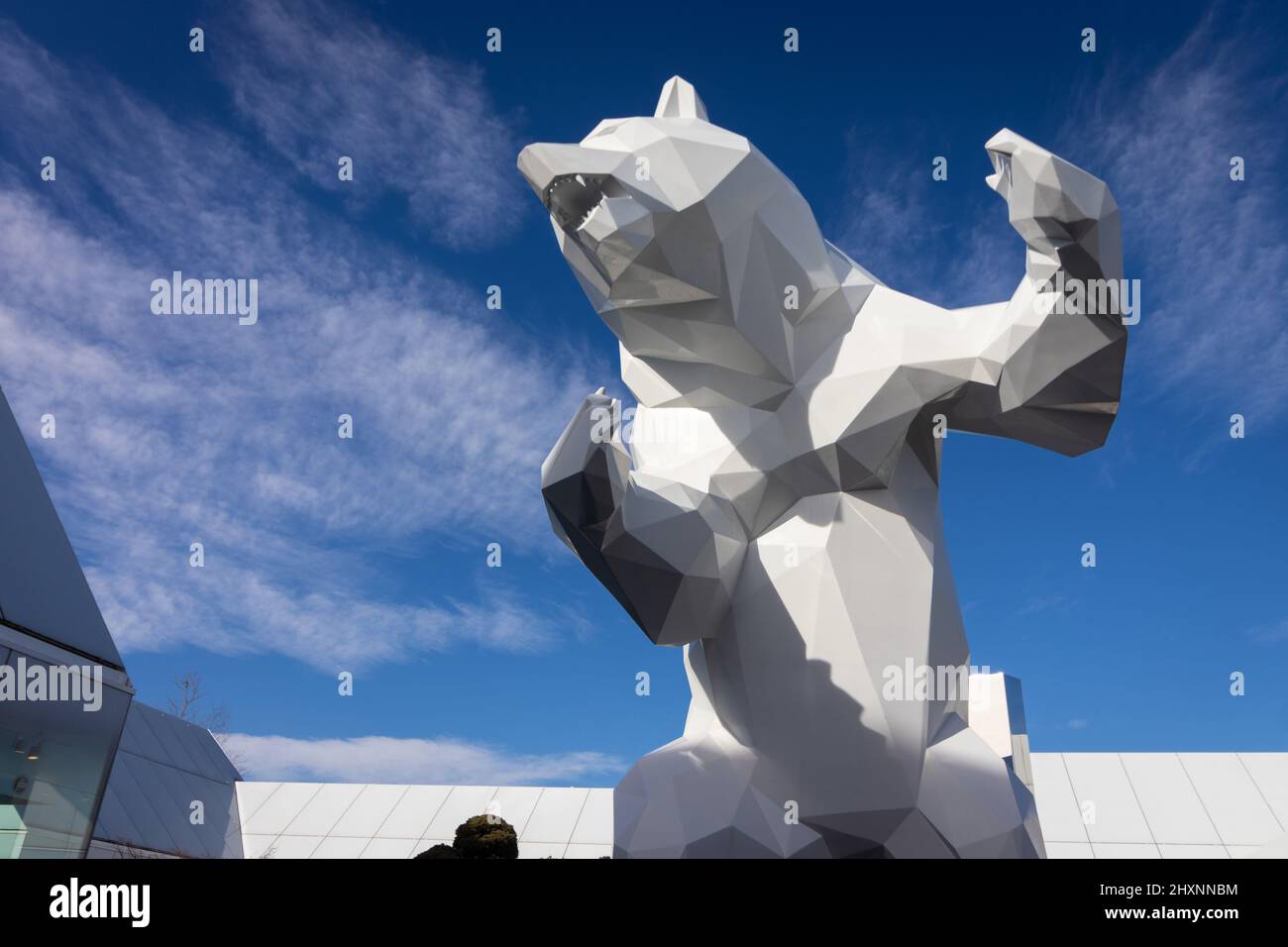 le village-france. 18-02-2022. Une statue d'un ours blanc dans le centre commercial des magasins d'usine avec un ciel bleu. Appelé le village. Banque D'Images
