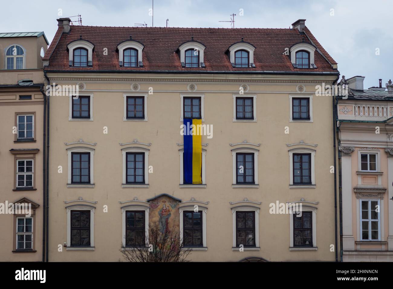 09-03-2022. cracovie-pologne. Bâtiments de la place principale de Cracovie - Rynek Główny. Présenter le drapeau ukrainien comme une identification avec les Ukrainiens Banque D'Images