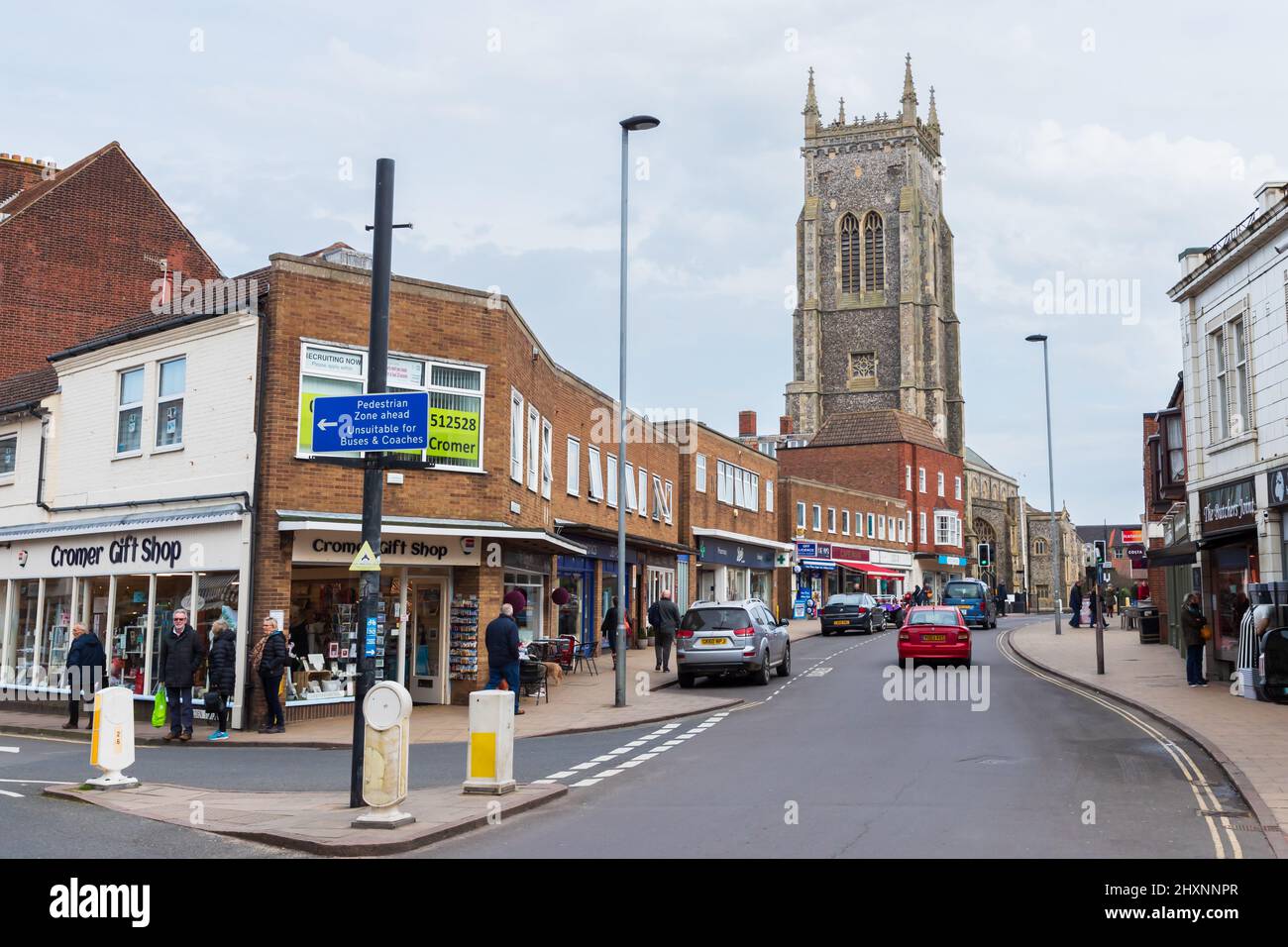 Cromer High Street et l'église qui domine les bâtiments de North Norfolk au Royaume-Uni Banque D'Images