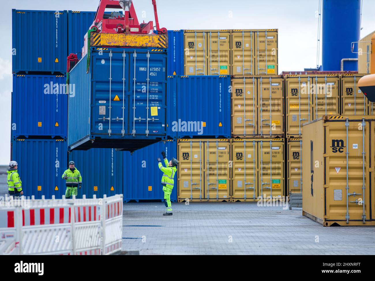 Mukran, Allemagne. 11th févr. 2022. Un conteneur est déchargé dans le port de Mukran après l'arrivée du premier navire d'une nouvelle liaison "Silk Road" entre la Chine et l'Allemagne. Les conteneurs de Wuhan en Chine couvrent une partie de la route par l'eau et sont rechargés sur les wagons de l'île de Rügen. Credit: Jens Büttner/dpa-Zentralbild/dpa/Alay Live News Banque D'Images