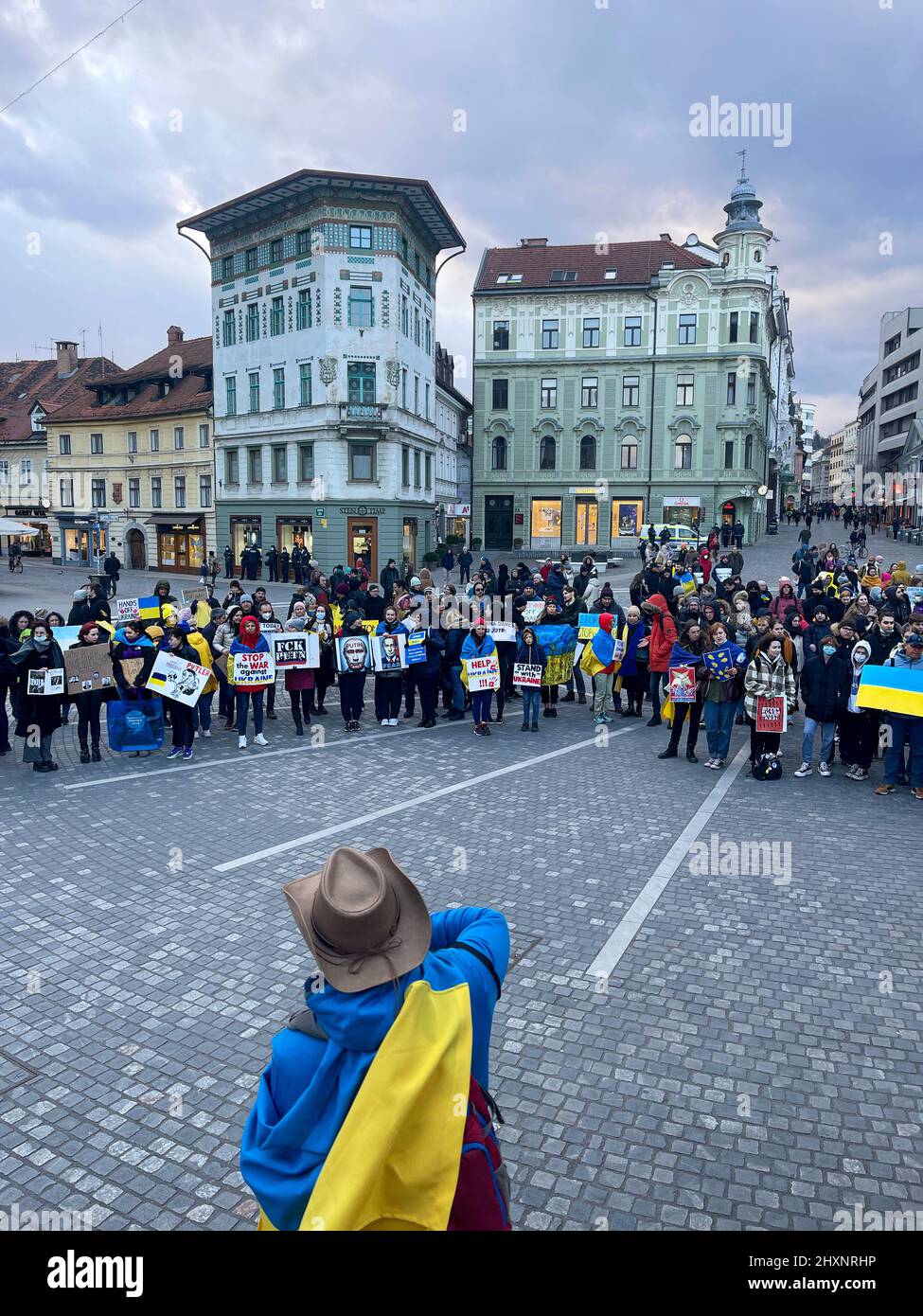 Protestation contre la guerre en Ukraine. Une foule de personnes sur la place avec des drapeaux et des affiches arrête la guerre arrête les slogans de poutine pour la paix. Rallye paisible de Banque D'Images