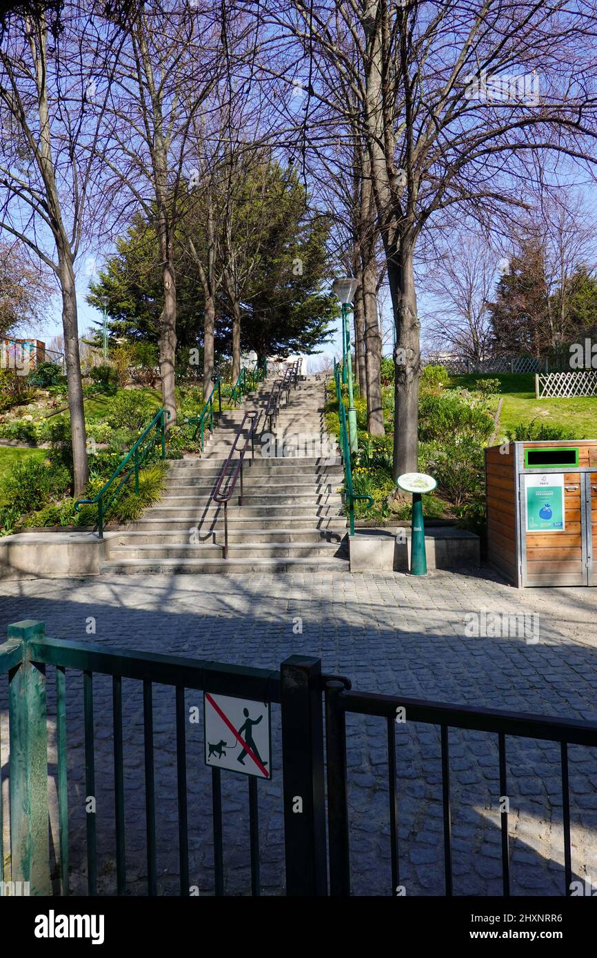 Marche sur une journée de marche lumineuse sur la Promenade Plantée, un parc linéaire à Paris, France. Banque D'Images