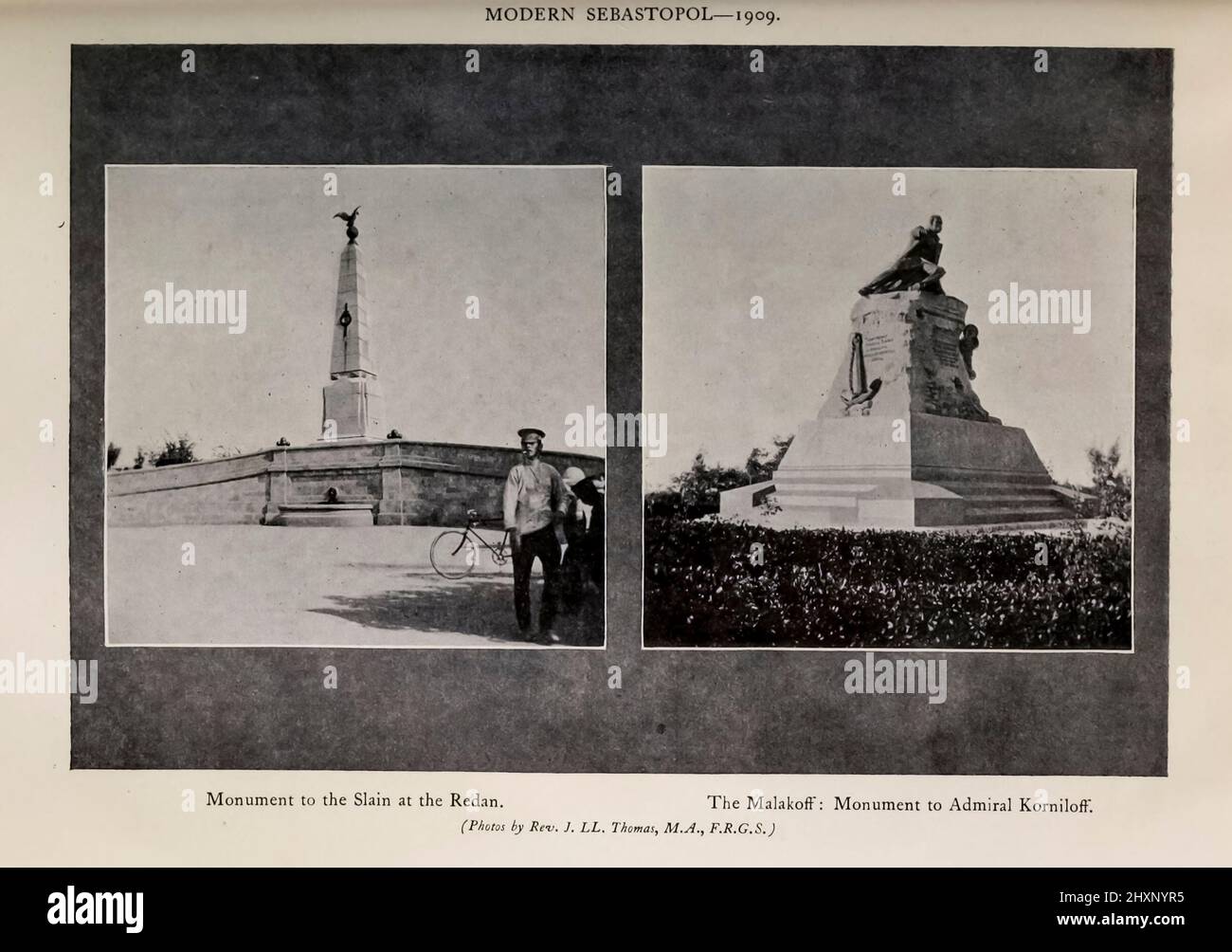 Monument à la mort au Redan (à gauche) le Malakoff: Monument à l'amiral Korniloff du livre ' Memories of the Crimean War, janvier 1855 à juin 1856 ' par Douglas Arthur Reid Date de publication 1911 Editeur St. Catherine Press Londres. Banque D'Images