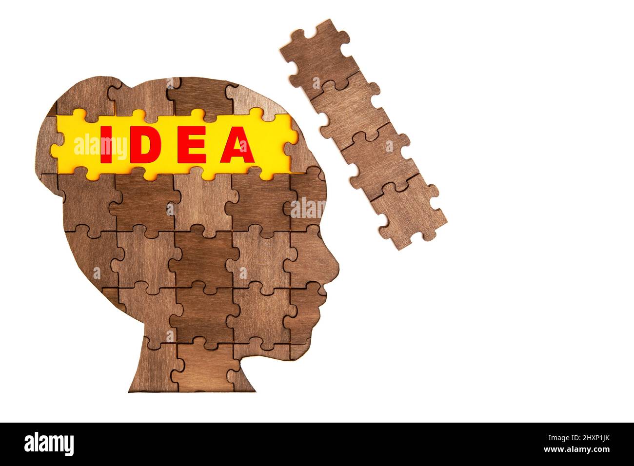 Idée de mot écrite à l'intérieur des fentes vides de la tête de femme puzzle puzzle puzzle isolé sur blanc. Concept de processus créatif. Banque D'Images