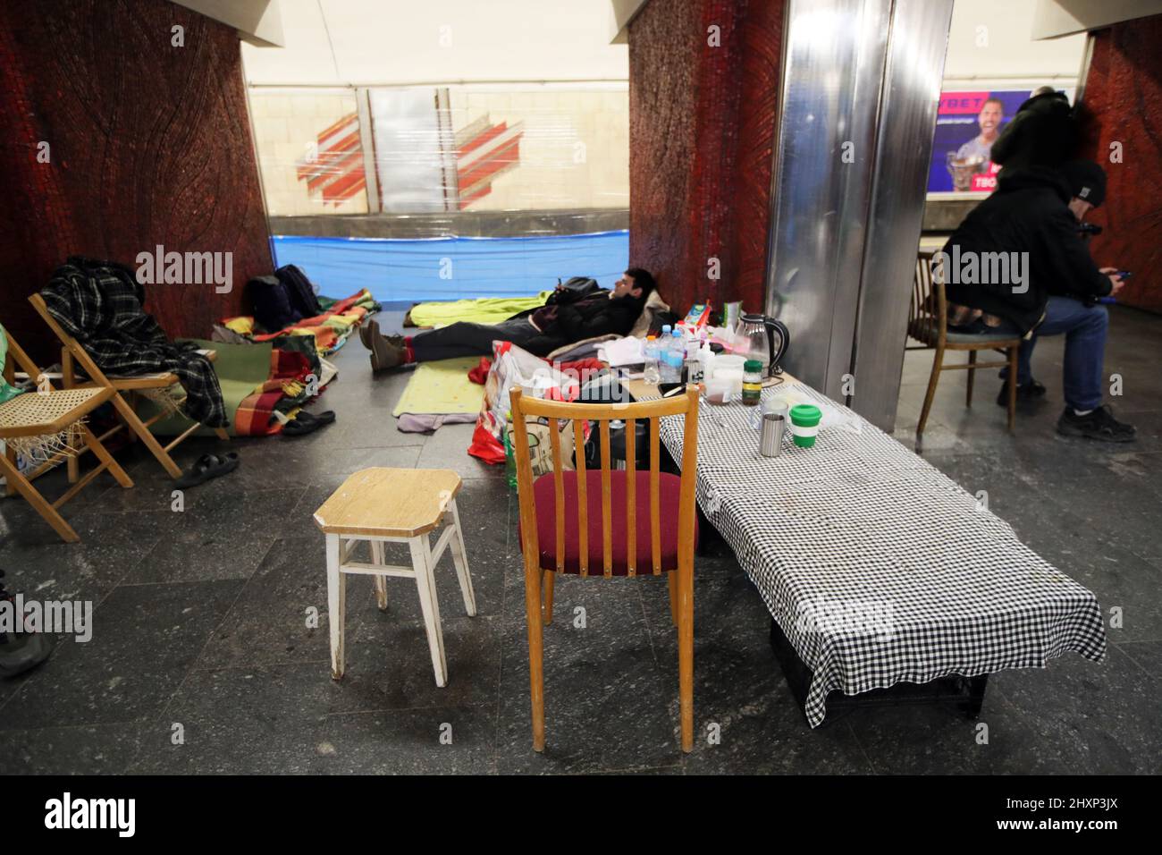 Non exclusive: KIEV, UKRAINE - 13 MARS 2022 - personnes équipées de salle à manger et de couchages sur l'une des stations de métro, qui maintenant opéra Banque D'Images