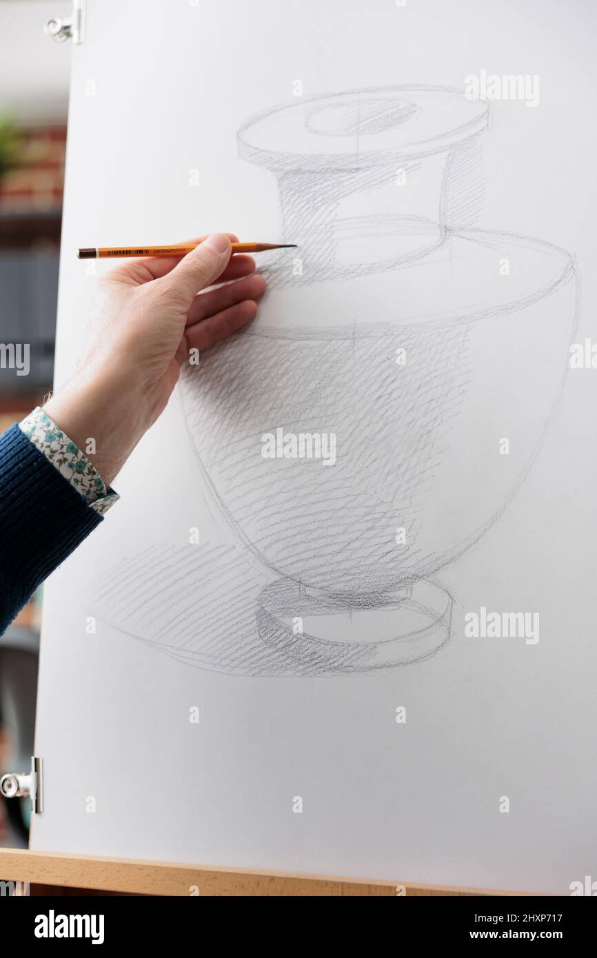 Gros plan d'un homme âgé qui dessine à la main des œuvres d'art dans un atelier d'art. Dessinez un cours de skil hobby, en esquissant l'activité pour la vieille personne dans l'étude d'enseignant de classe Banque D'Images