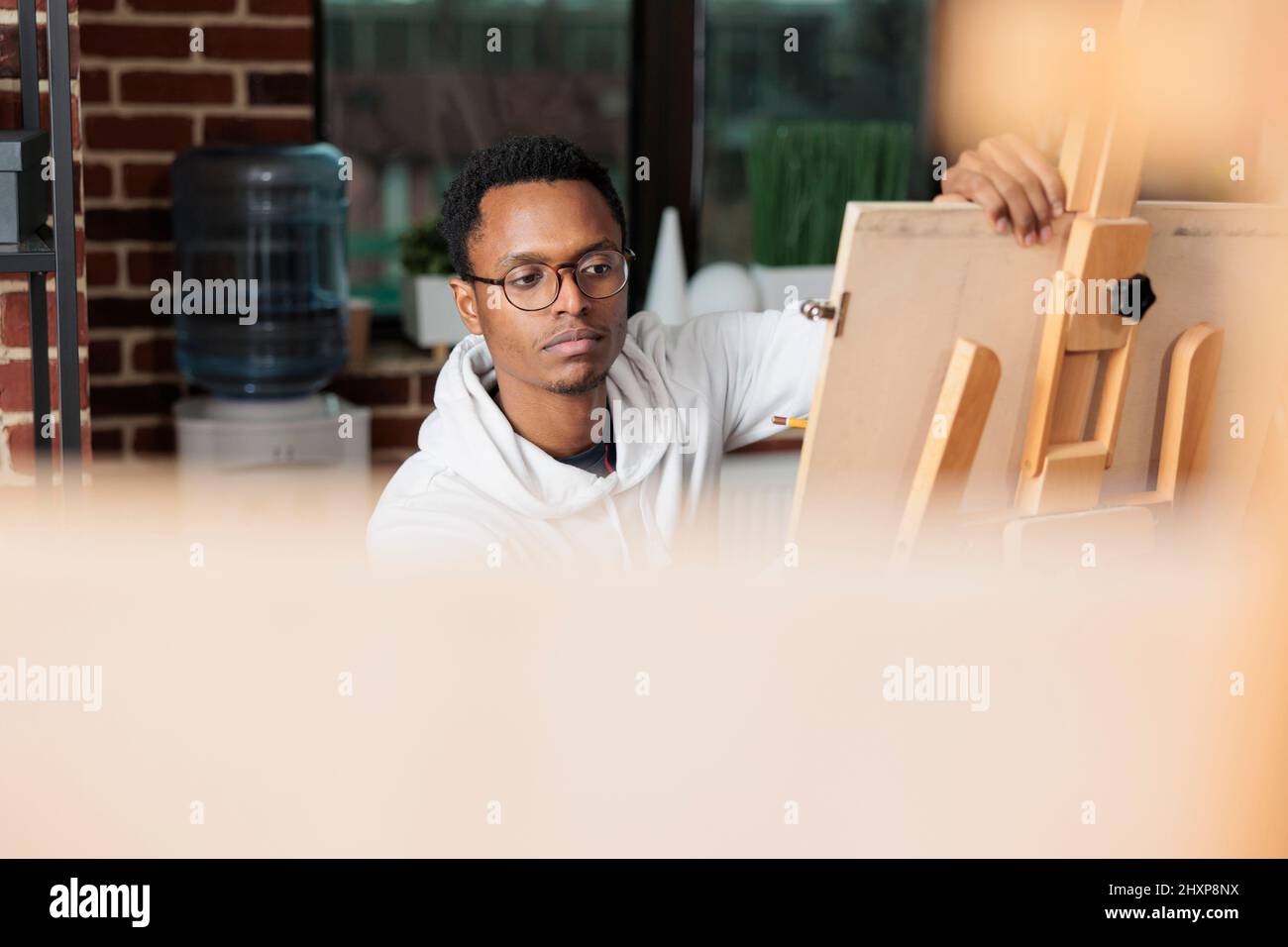 Portrait de l'élève peintre regardant le modèle de vase esquissant à l'aide d'un crayon graphique de dessin. Équipe d'étudiants créatifs apprenant la technique d'esquisse de création d'œuvres d'art modernes sur toile. Résolutions du nouvel an Banque D'Images