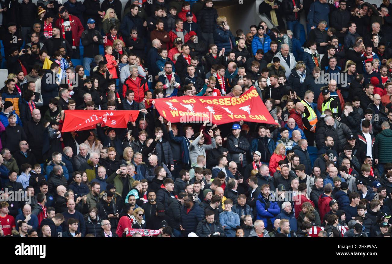 Fans de Liverpool lors du match de Premier League entre Brighton et Hove Albion et Liverpool à l'American Express Stadium , Brighton , Royaume-Uni - 12 mars 2022 photo Simon Dack / Téléphoto Images usage éditorial uniquement. Pas de merchandising. Pour les images de football des restrictions FA et Premier League s'appliquent inc. Aucune utilisation Internet/mobile sans licence FAPL - pour plus de détails contacter football Dataco Banque D'Images