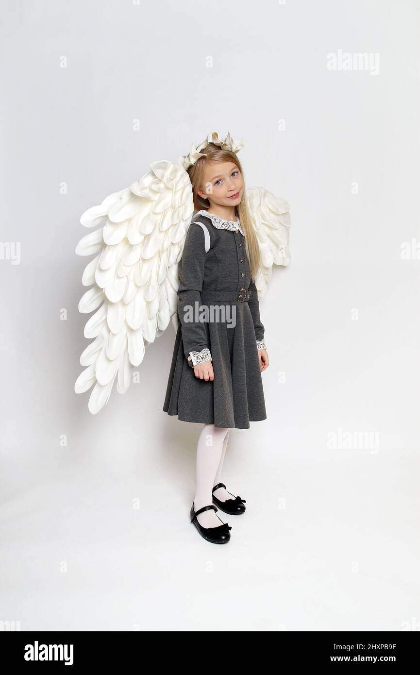 Jolie jeune femme avec ailes d'ange.prise de vue studio isolée Banque D'Images