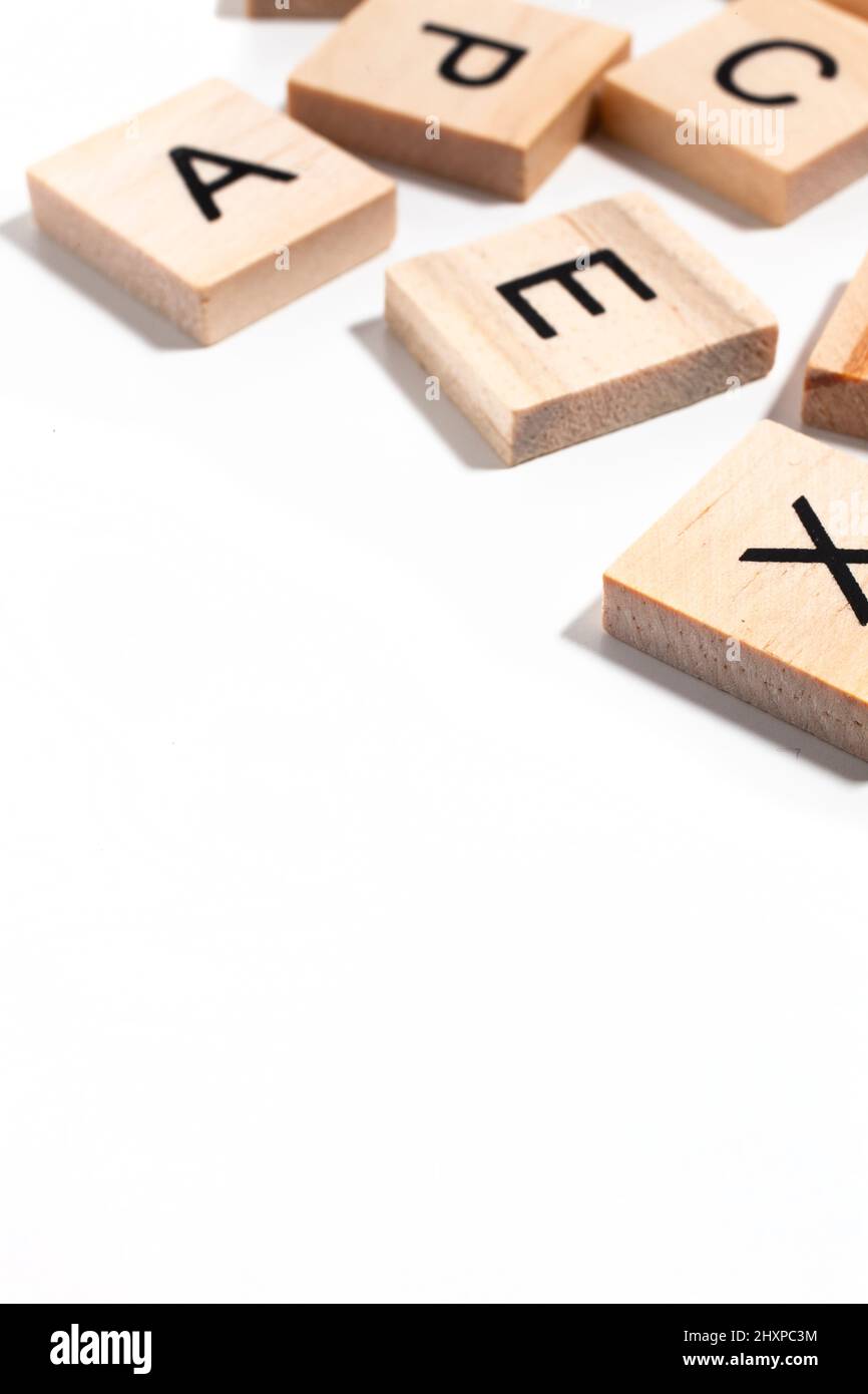 Lettres en bois isolées sur fond blanc - espace de copie Banque D'Images