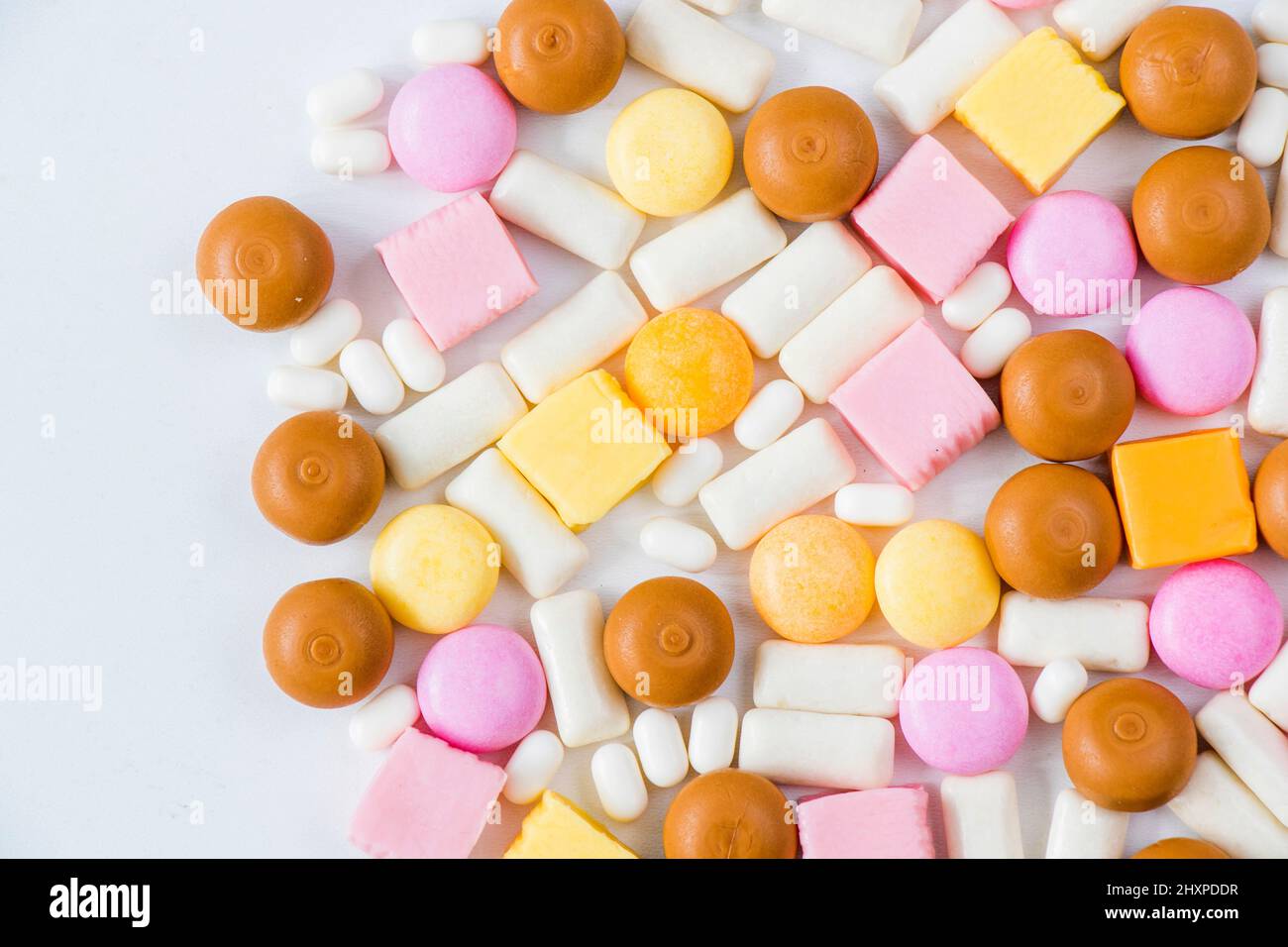 Confiseries douces et colorées, bonbons sur fond blanc, vue en grand angle Banque D'Images