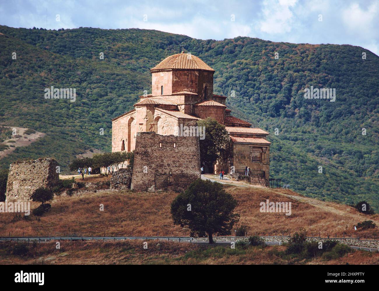 Ancien monastère orthodoxe géorgien Jvari, situé près de Mtskheta, Géorgie. Photo de jour d'été Banque D'Images