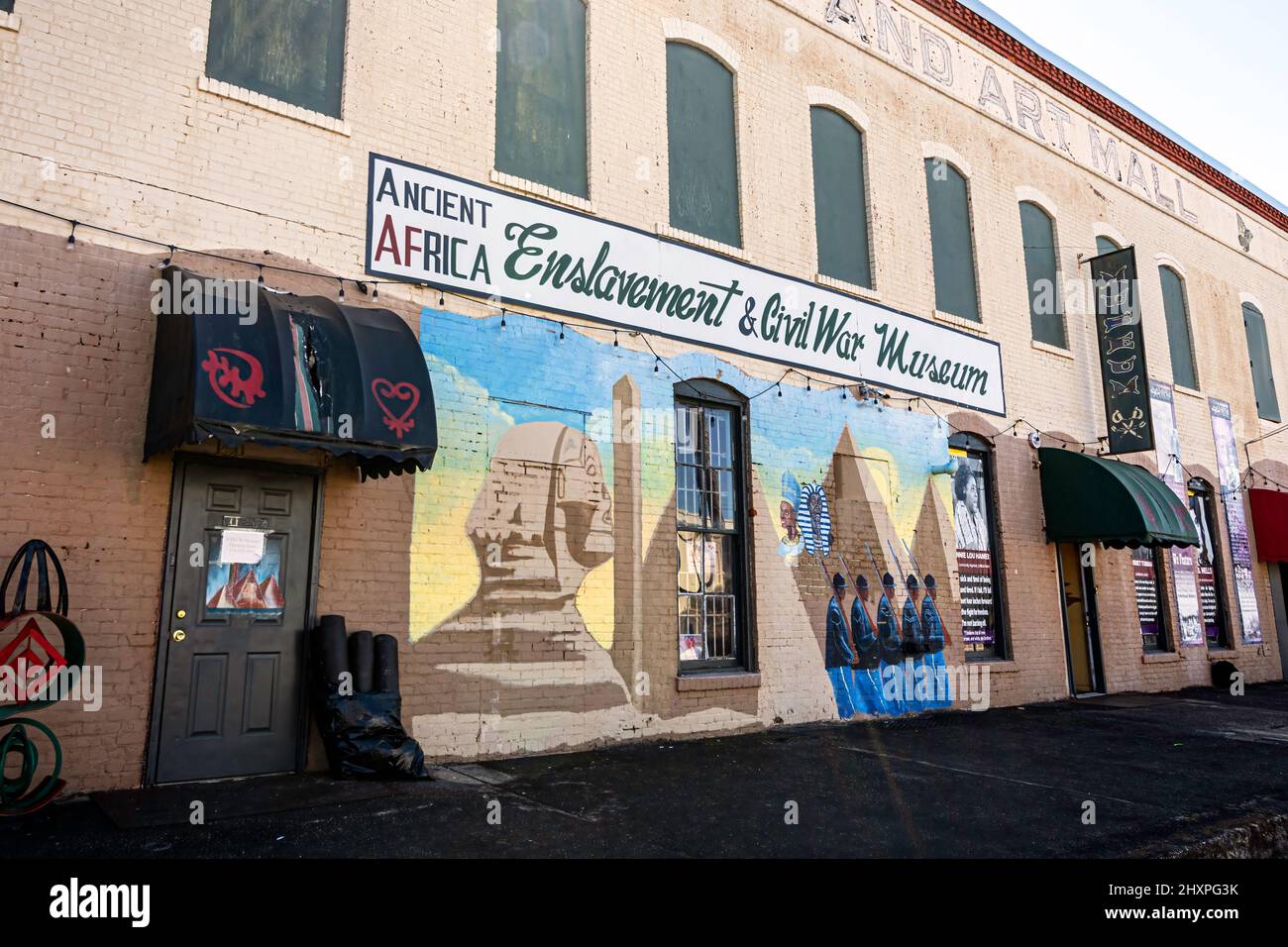 Selma, Alabama, USA-1 mars 2022 : extérieur de l'Afrique ancienne, lavage de l'esclavage et Musée de la guerre civile dans le quartier historique de Selma, Alabama. Banque D'Images