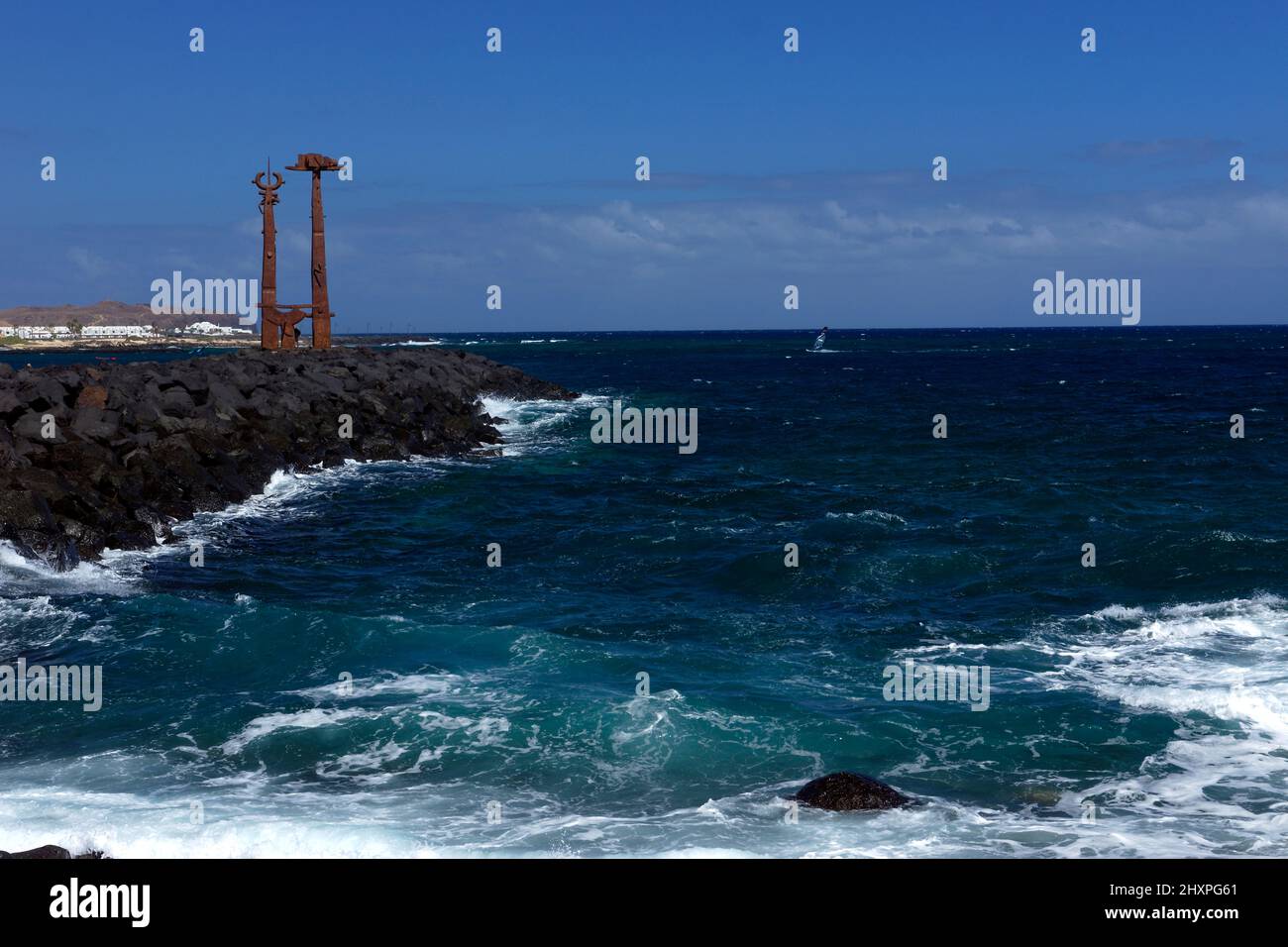 Sculpture de Los Juguetes de Erjos par Jose Abad, Playa de Las Cucharas, Costa Teguise, Lanzarote, îles Canaries, Espagne. Banque D'Images