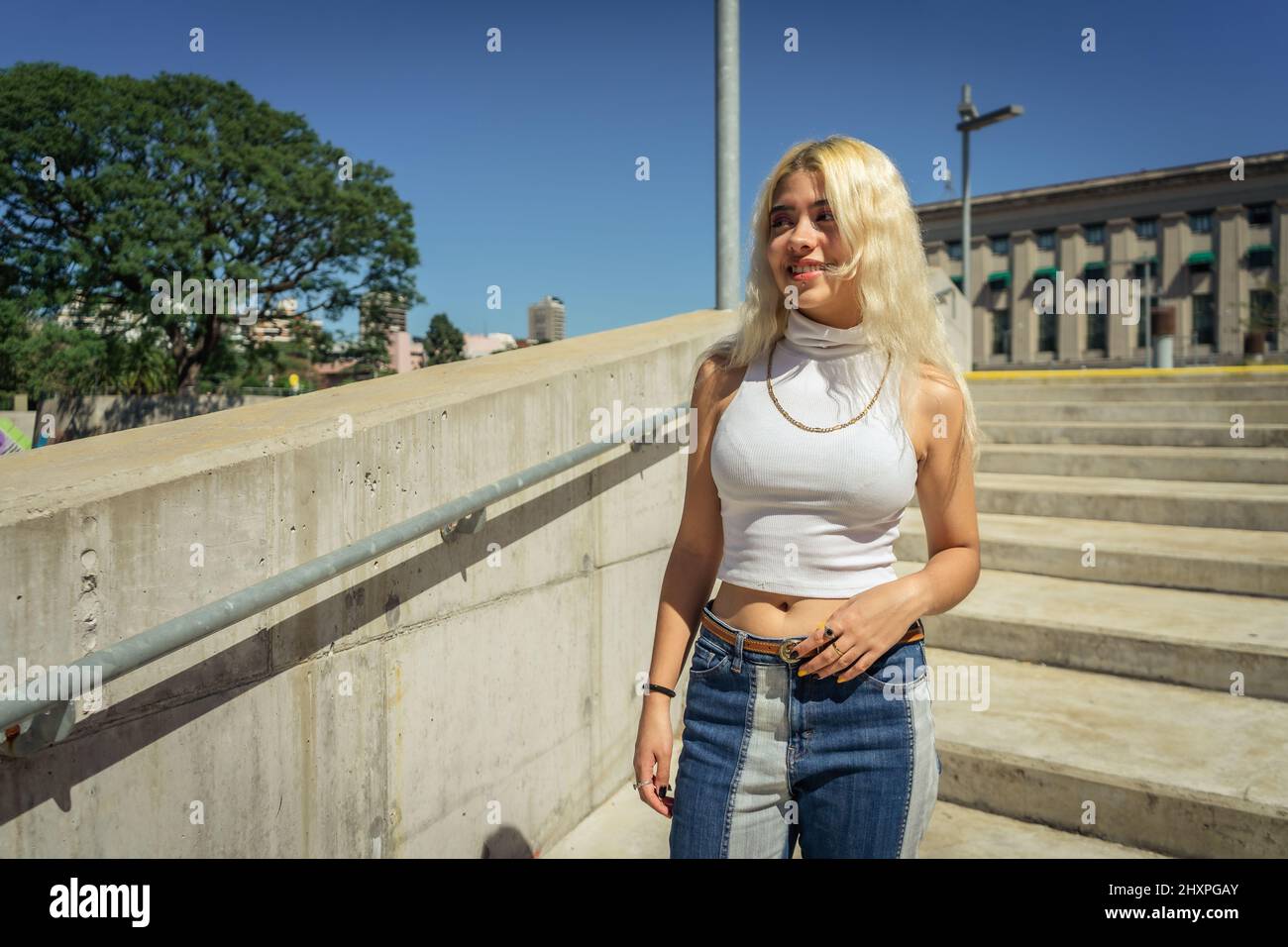 Jeune femme latine marchant dans un grand escalier. Banque D'Images